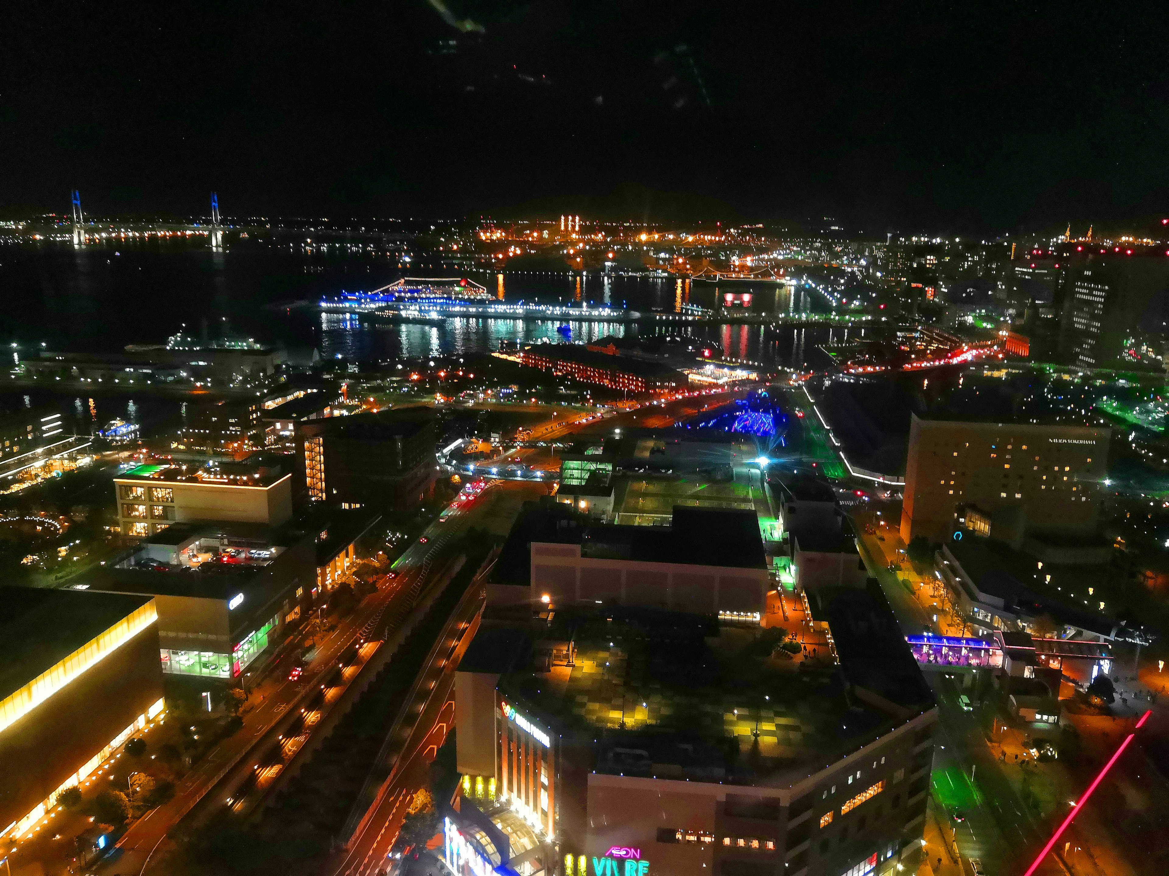 Silhouette della città di notte con luci vivaci