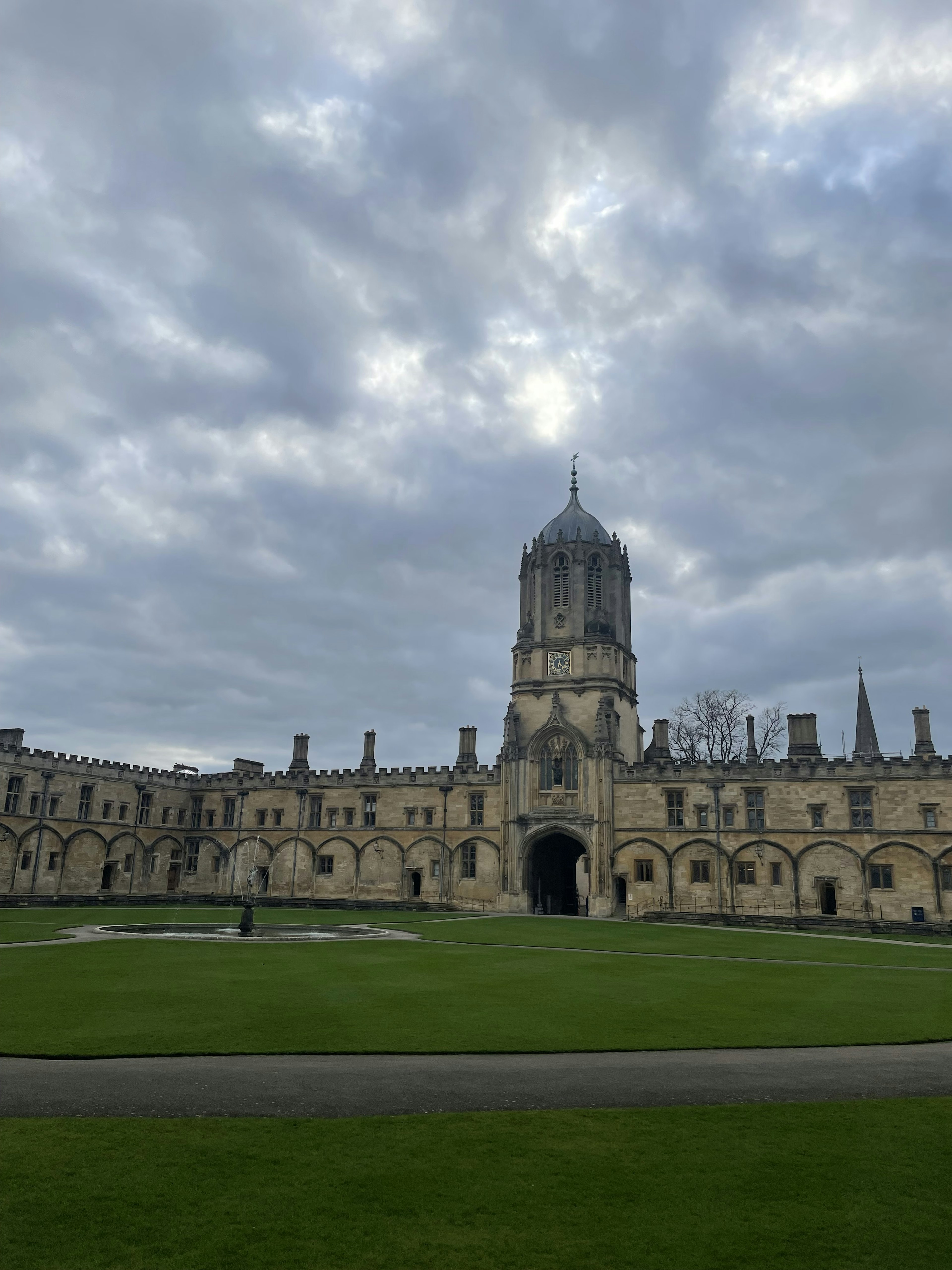 Bâtiment historique et tour de l'Université d'Oxford sous un ciel nuageux