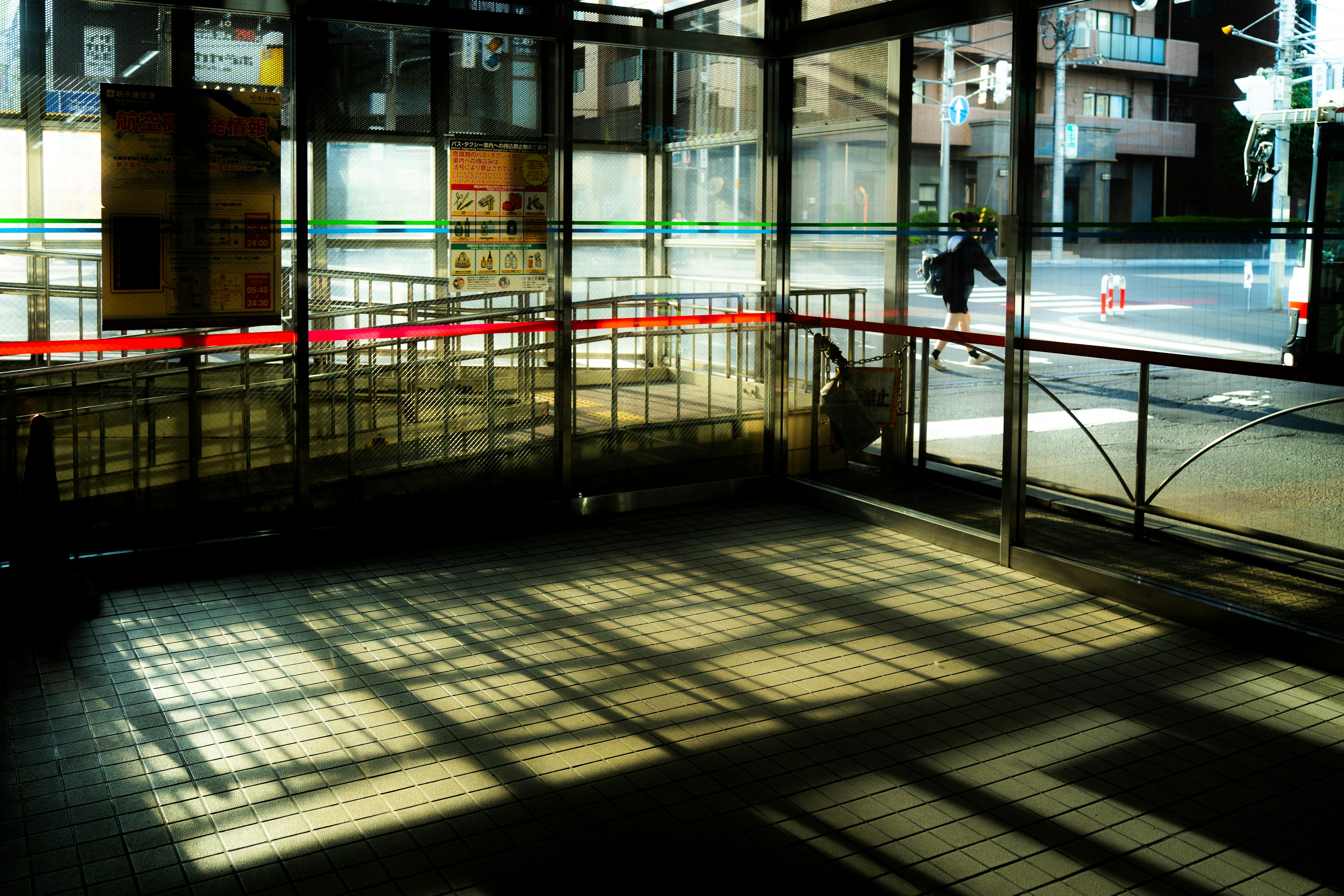 Contraste de lumière et d'ombre dans une salle d'attente de gare