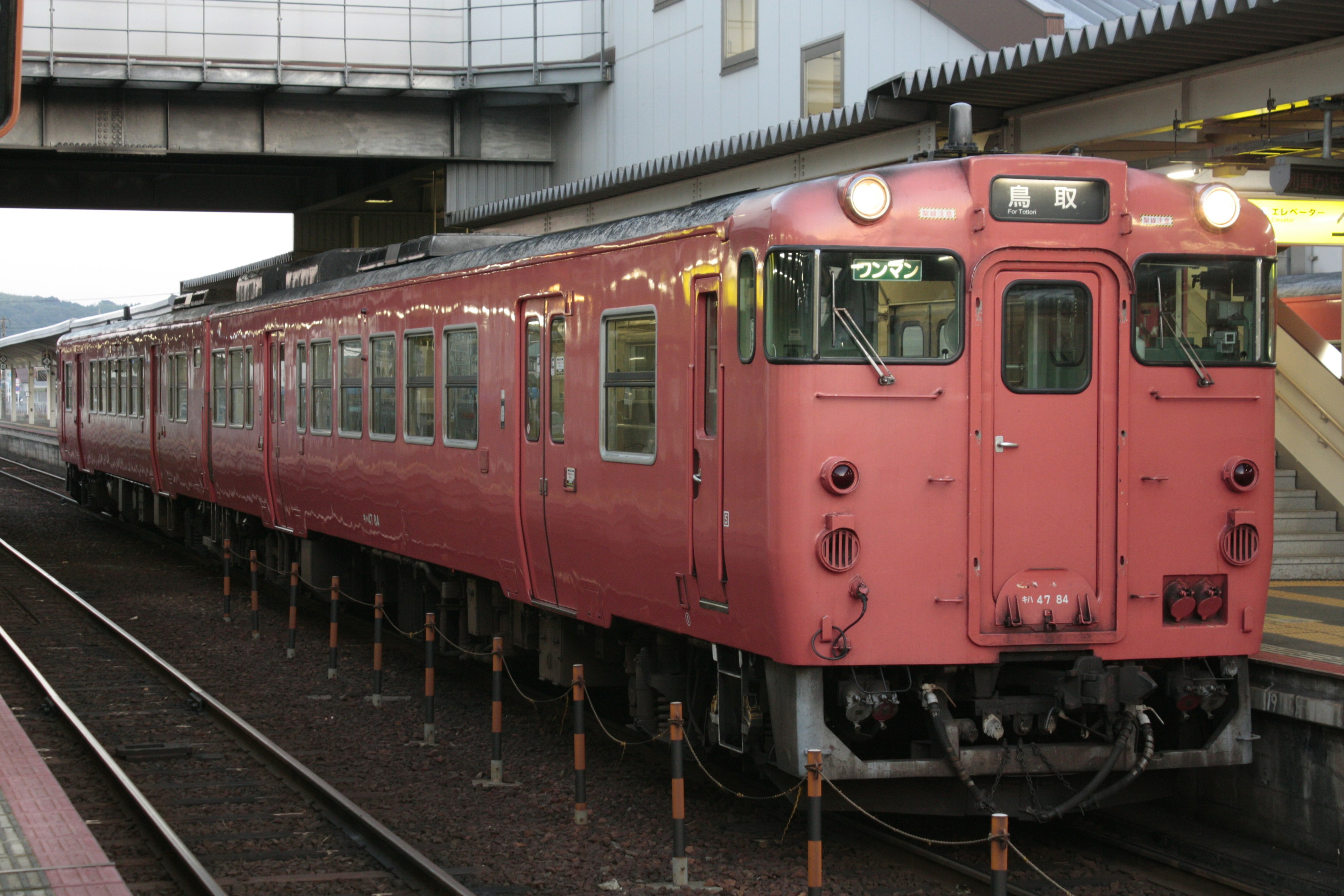 赤い列車が駅に停車している様子