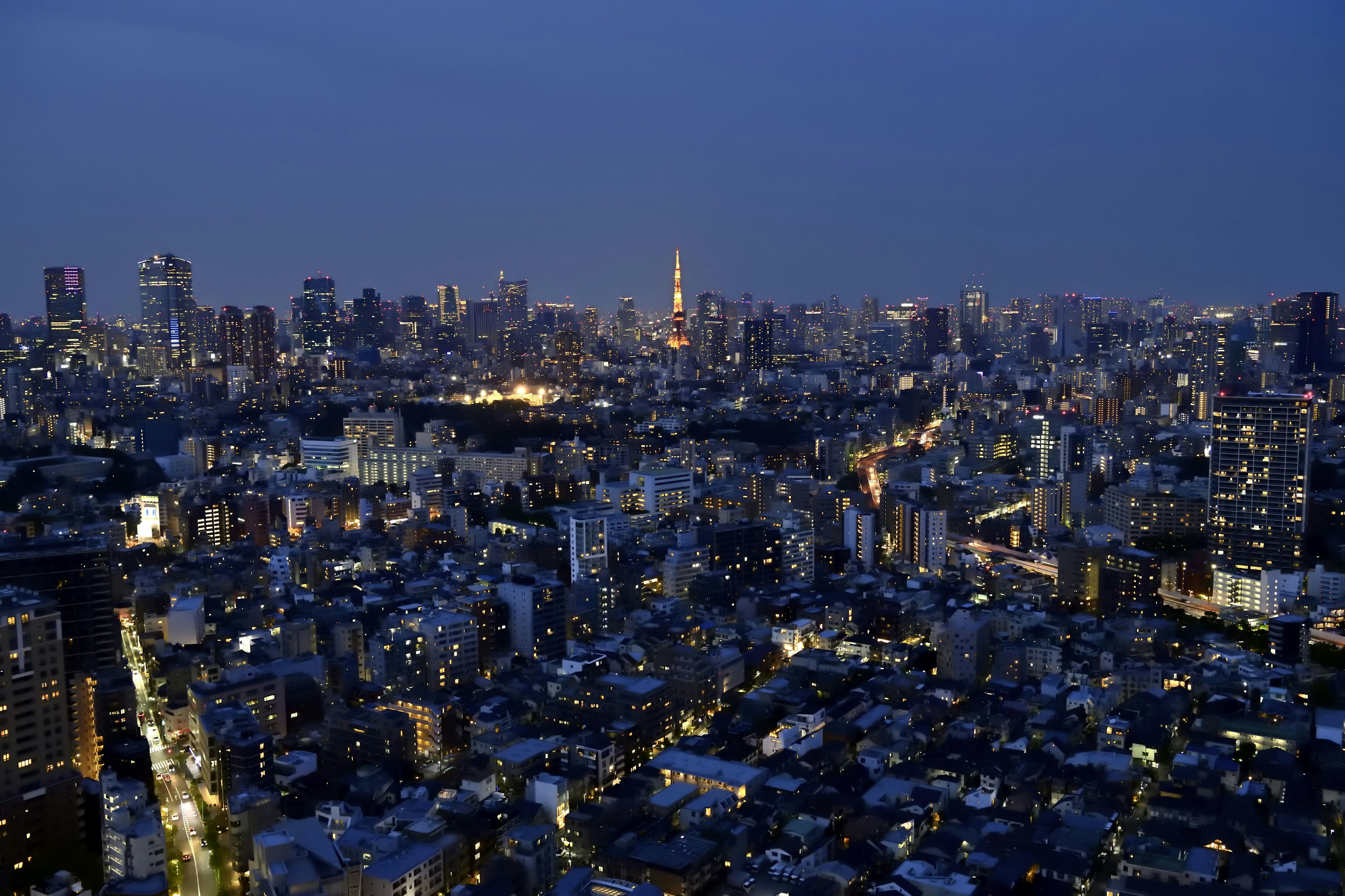 Pemandangan panorama kota Tokyo di malam hari