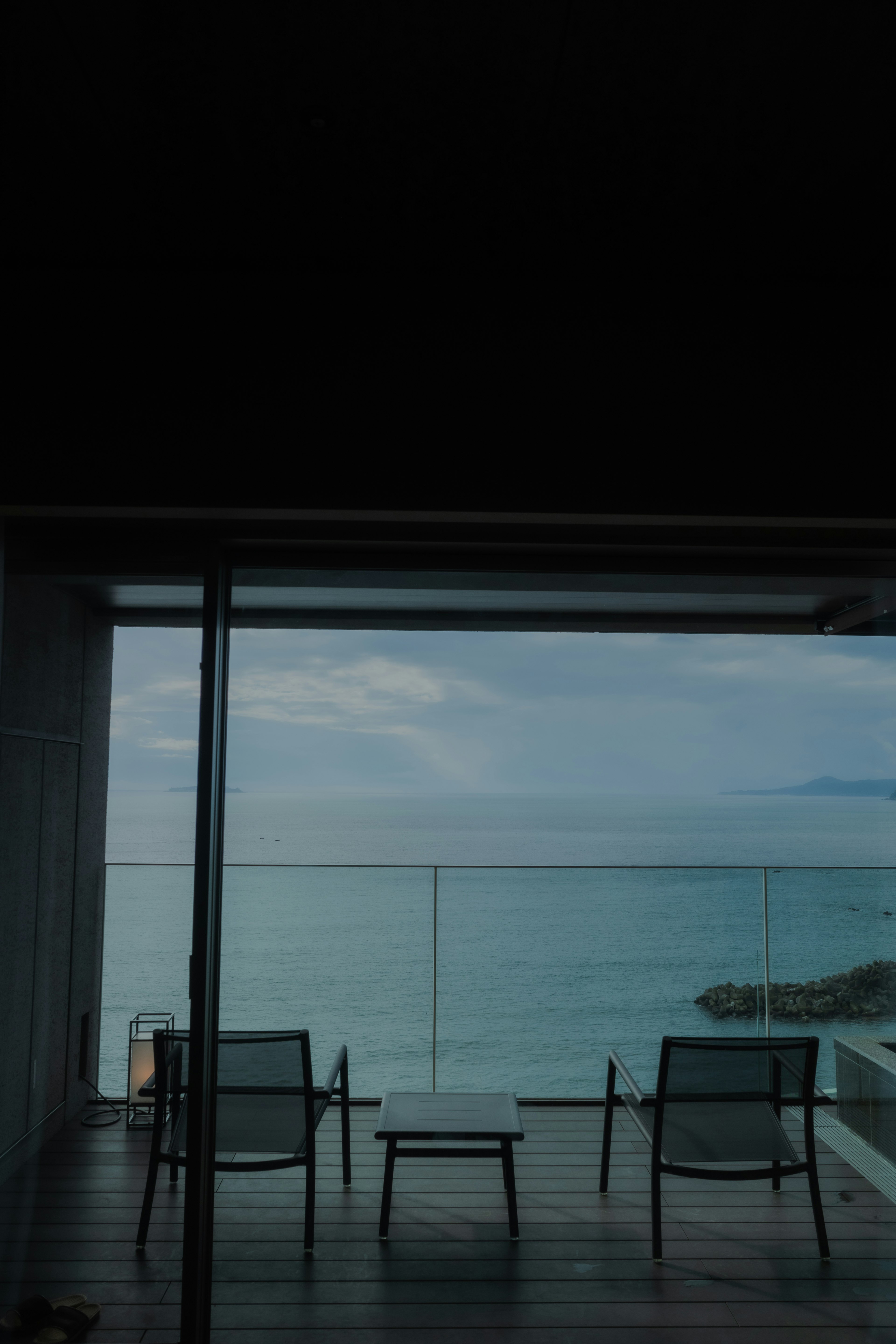 Sedie moderne su un balcone con vista sul mare