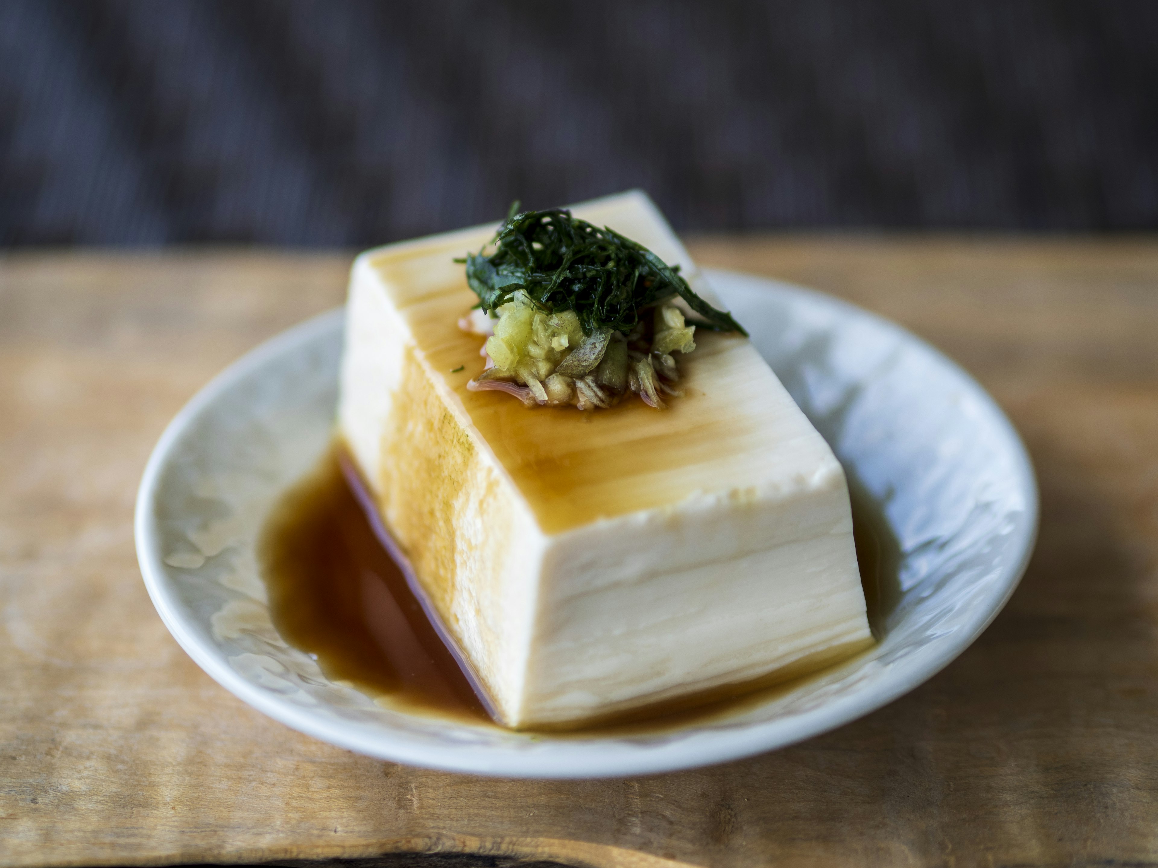 Tofu setoso guarnito con cipolle verdi e salsa di soia