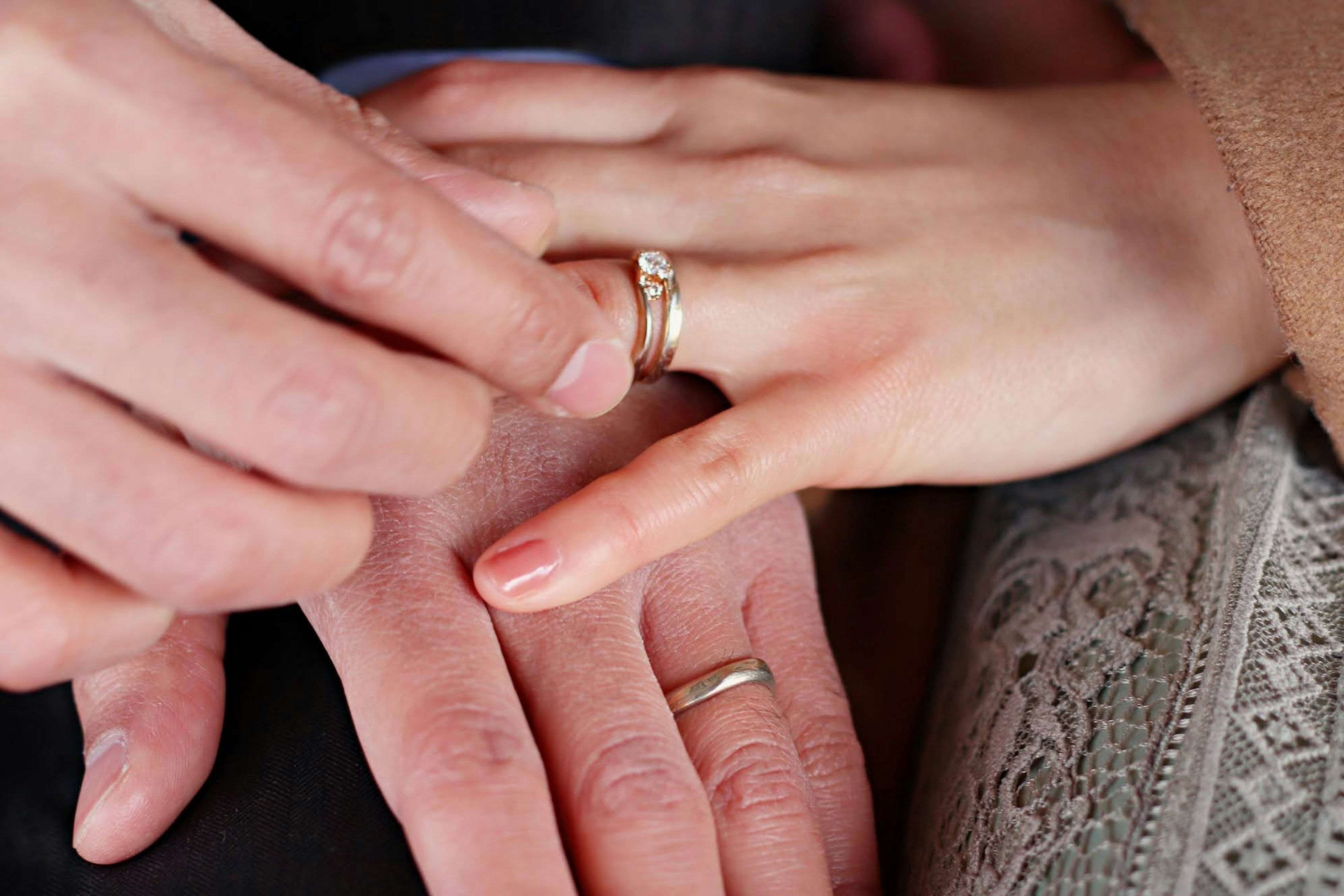 Primer plano de manos con anillos de boda durante el intercambio