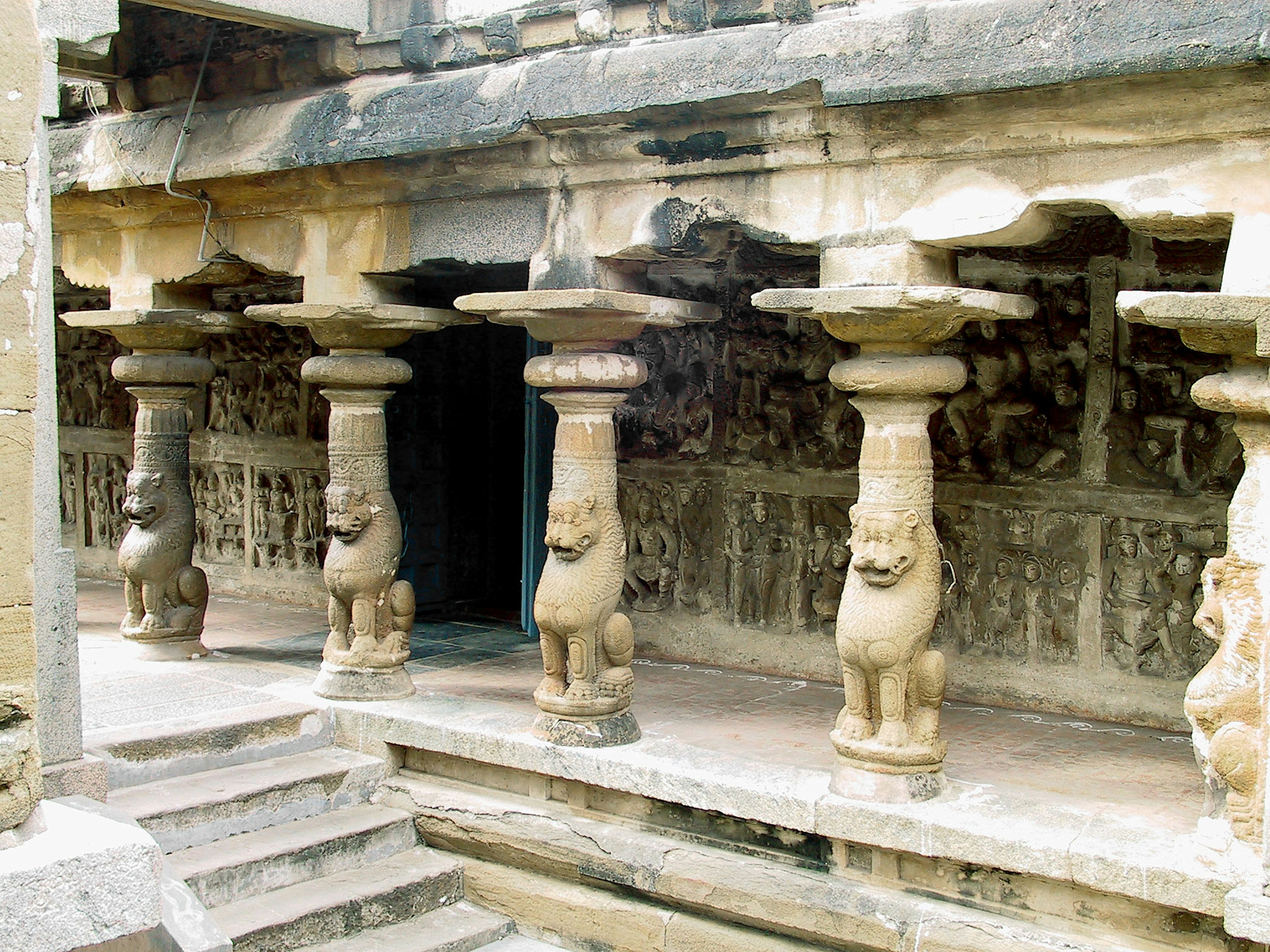 Architecture ancienne d'un temple avec des piliers et des murs finement sculptés