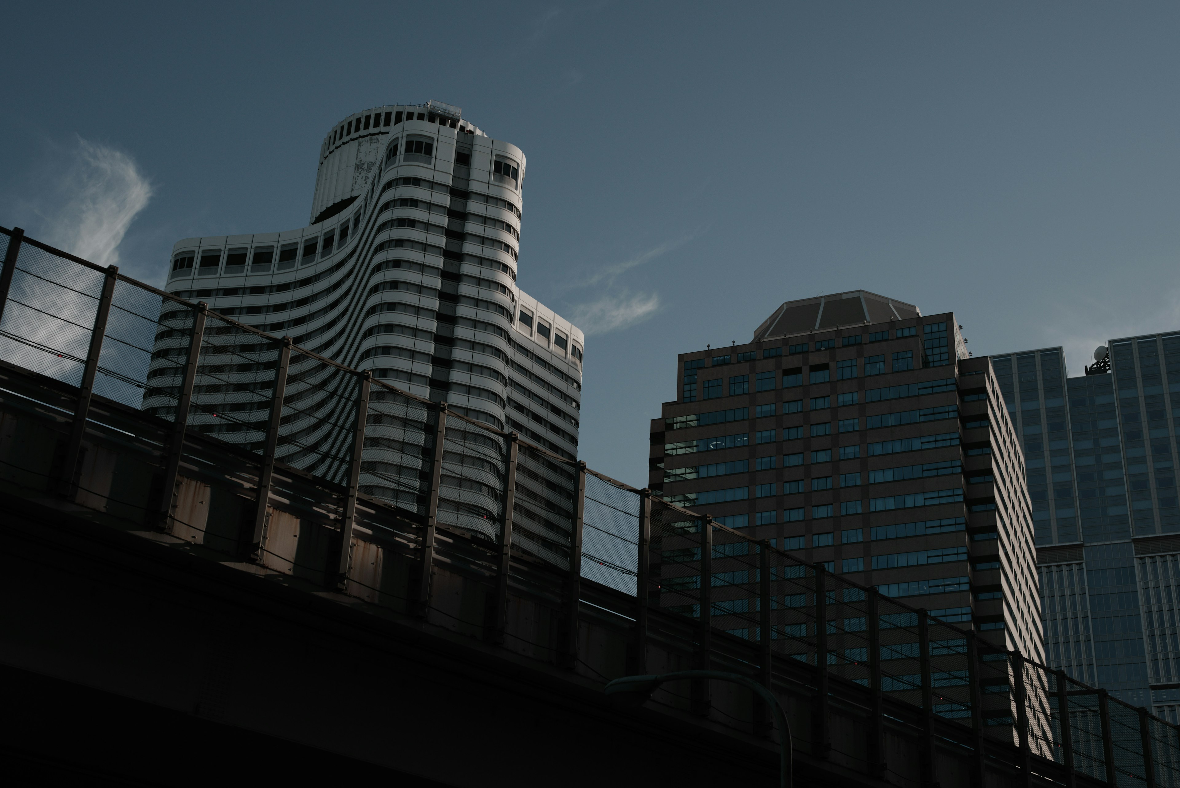 高層ビルと橋の構造が見える都市の風景