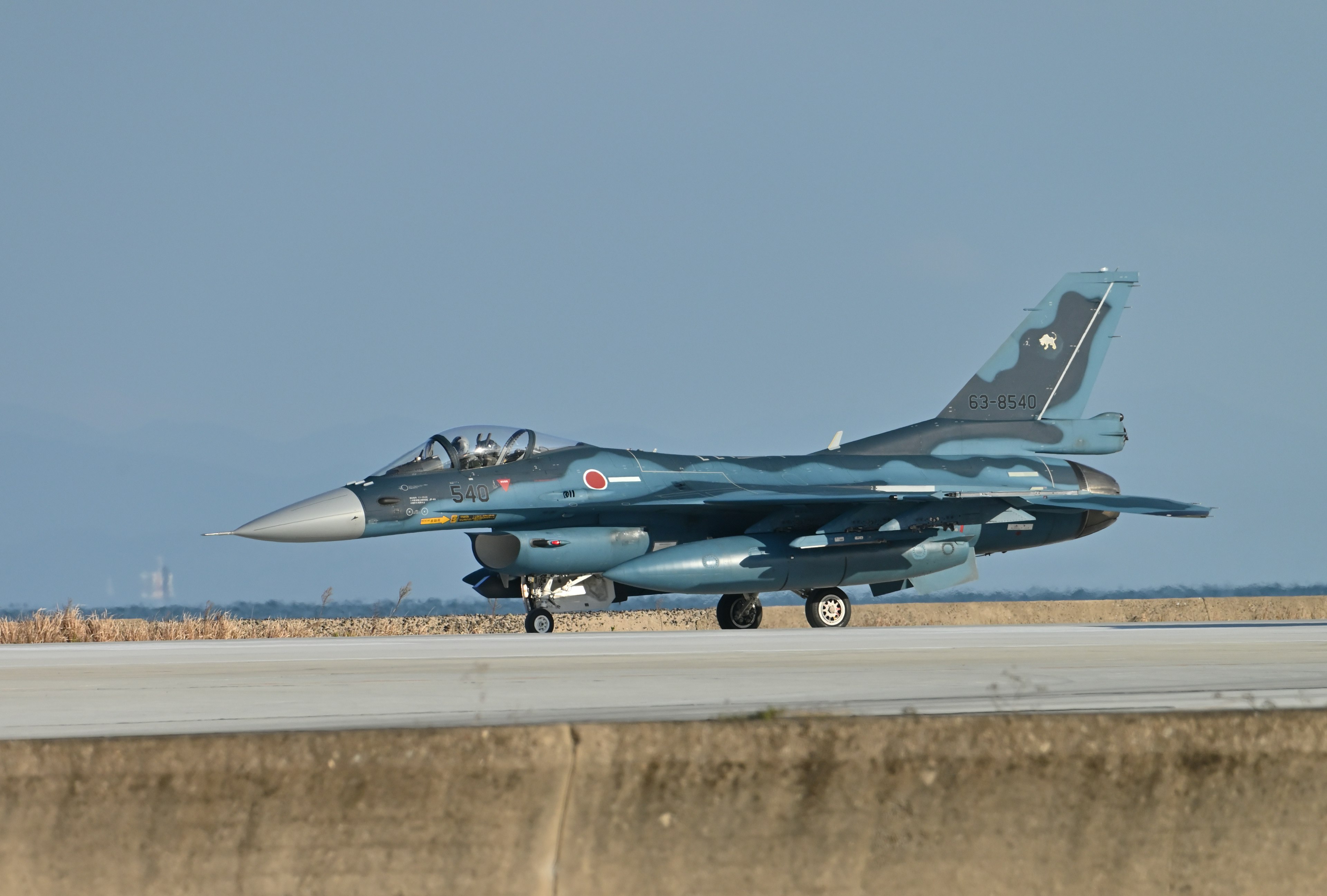 Caza F-2 japonés rodando por la pista