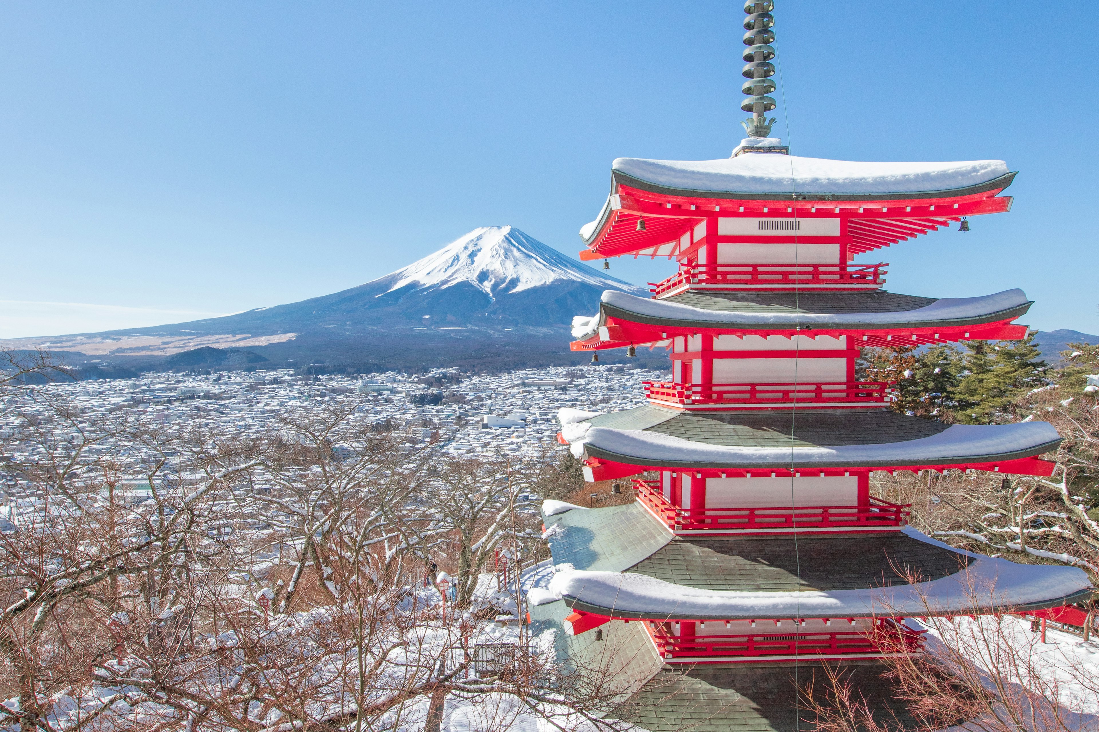 富士山と雪に覆われた風景を背景にした赤い五重塔