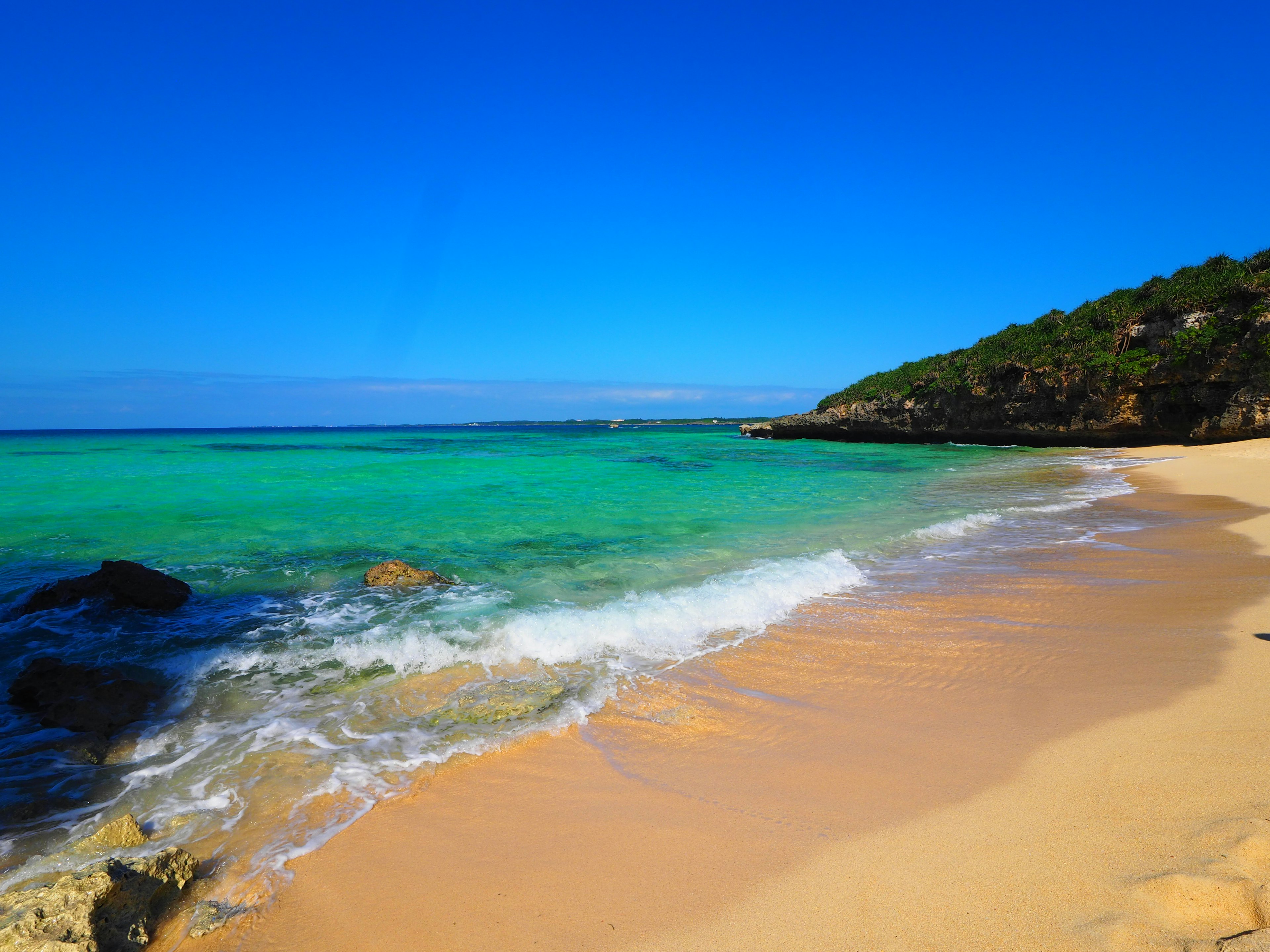 Vista panoramica di una spiaggia con acqua turchese e cielo blu