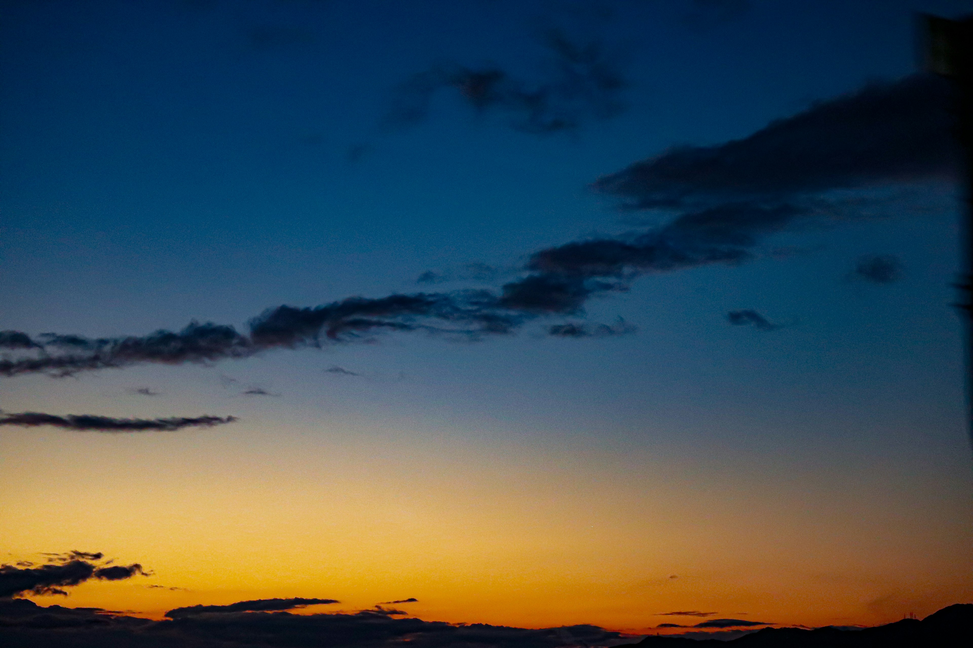 夕焼けの空と雲の美しいグラデーション