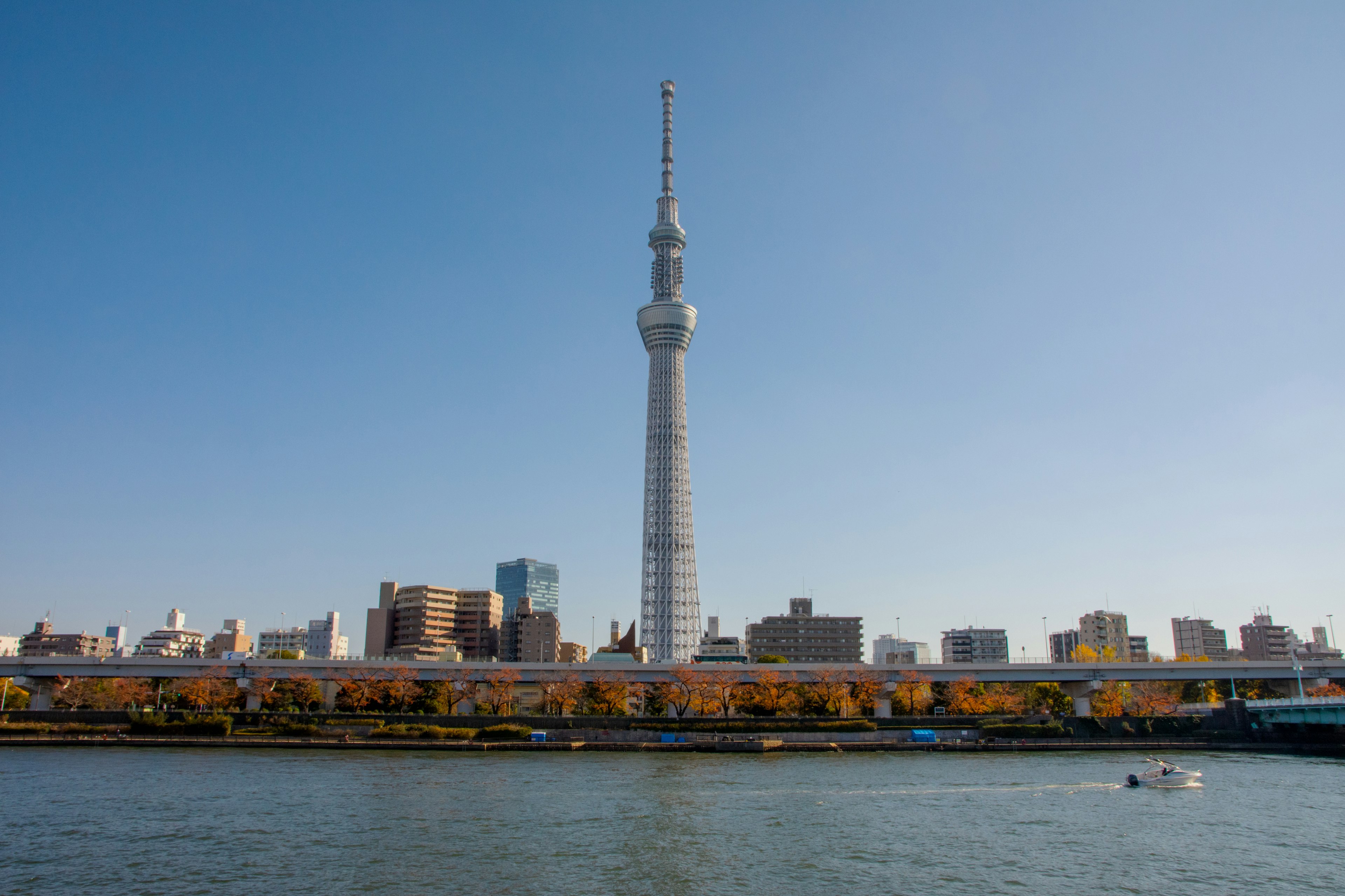 Tokyo Skytree avec vue sur la rivière