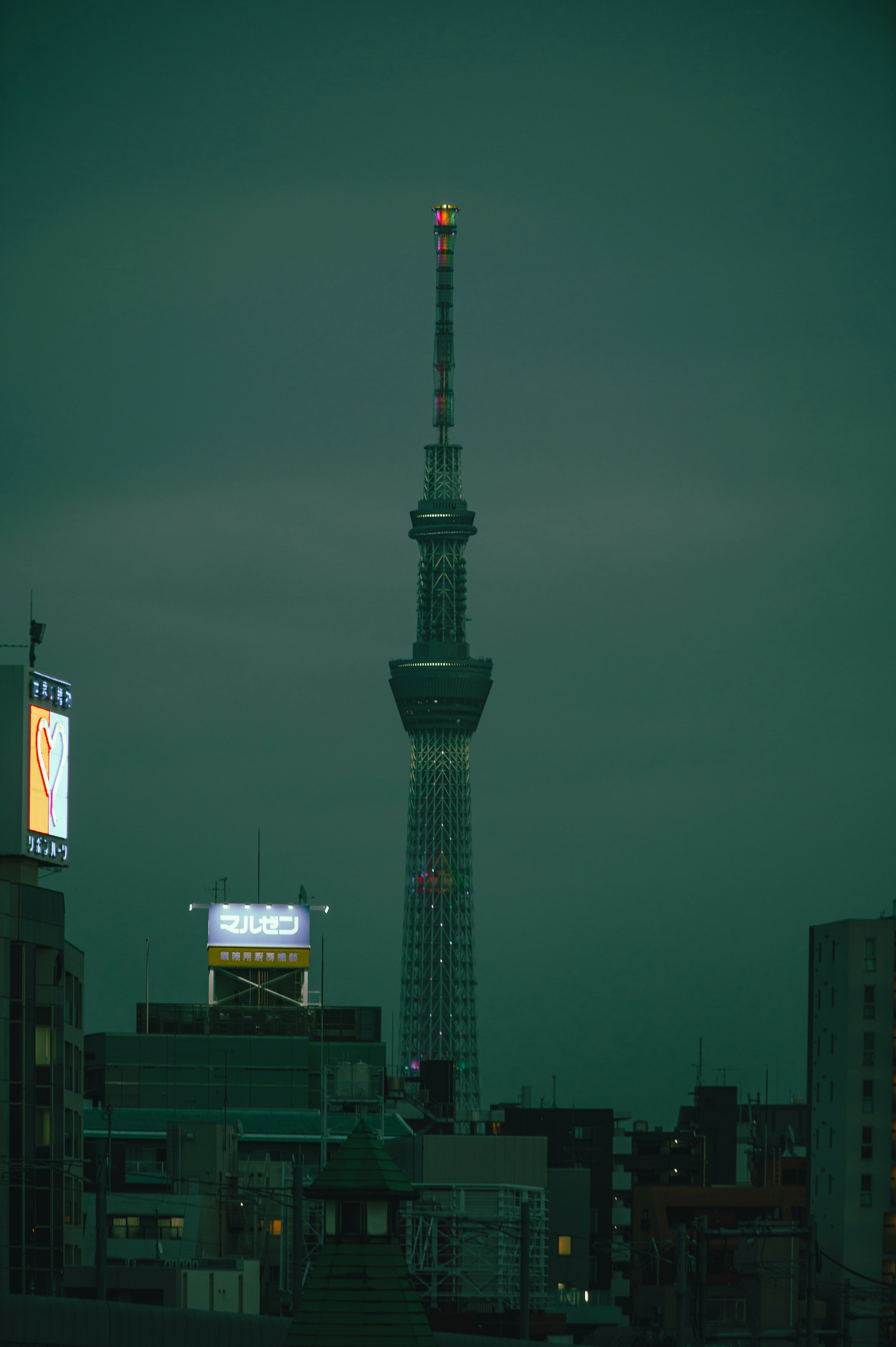 Tokyo Skytree elevándose en una escena nocturna débilmente iluminada