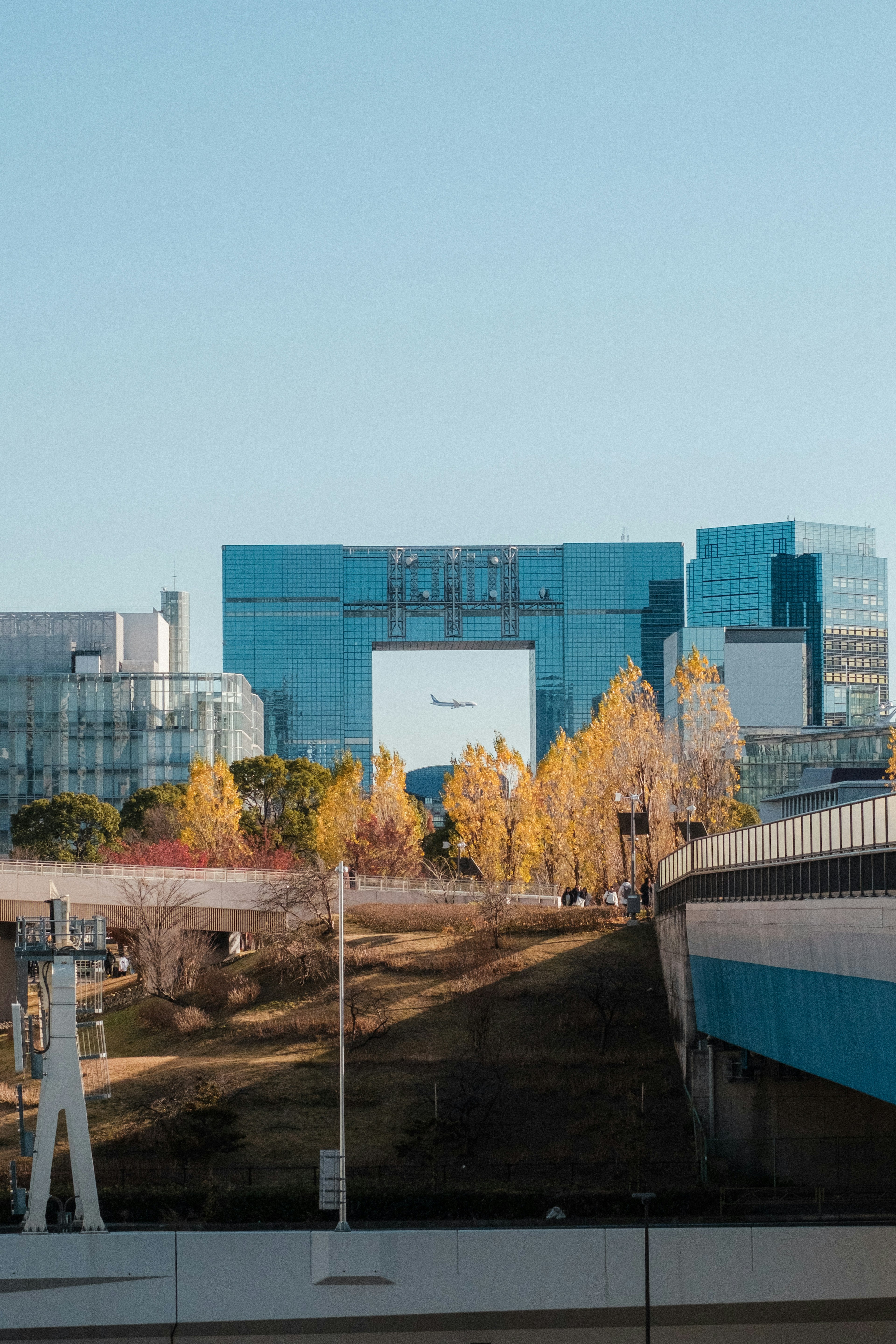 Modernes blaues Gebäude mit Herbstbäumen