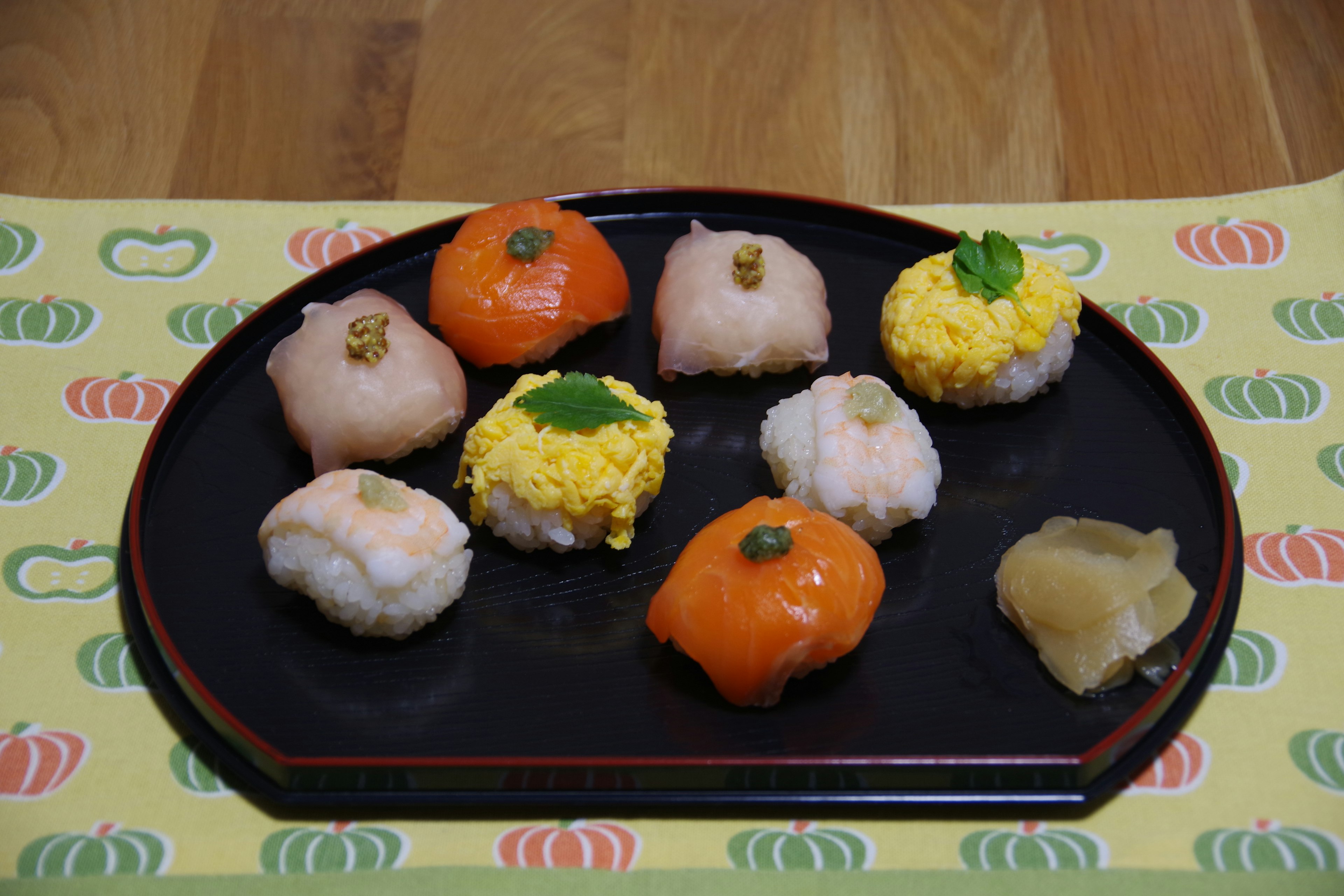 Sushi coloré disposé sur une assiette noire