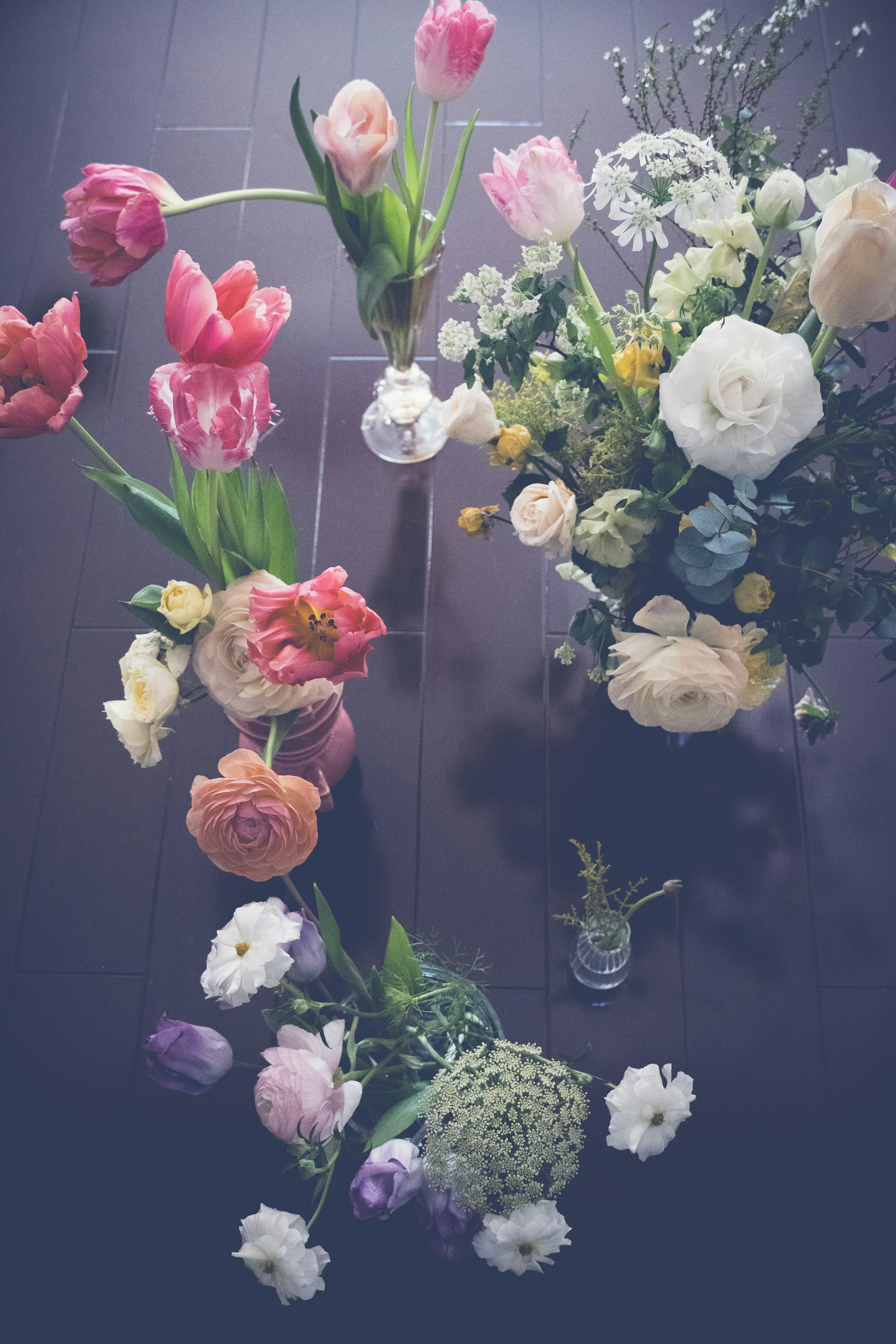 Composizione floreale colorata in vasi con tulipani e rose