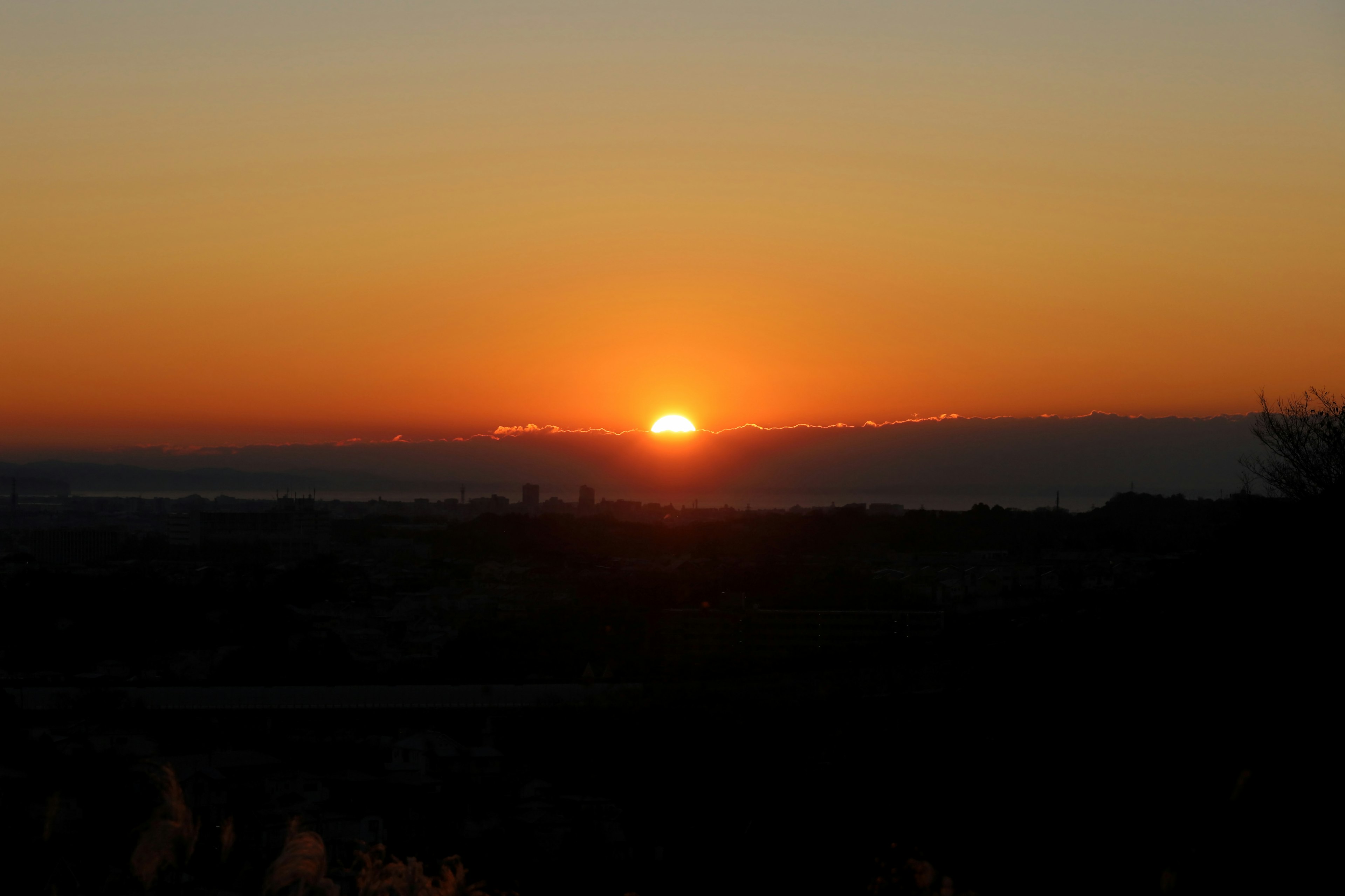 Sunset yang indah terbit di atas cakrawala