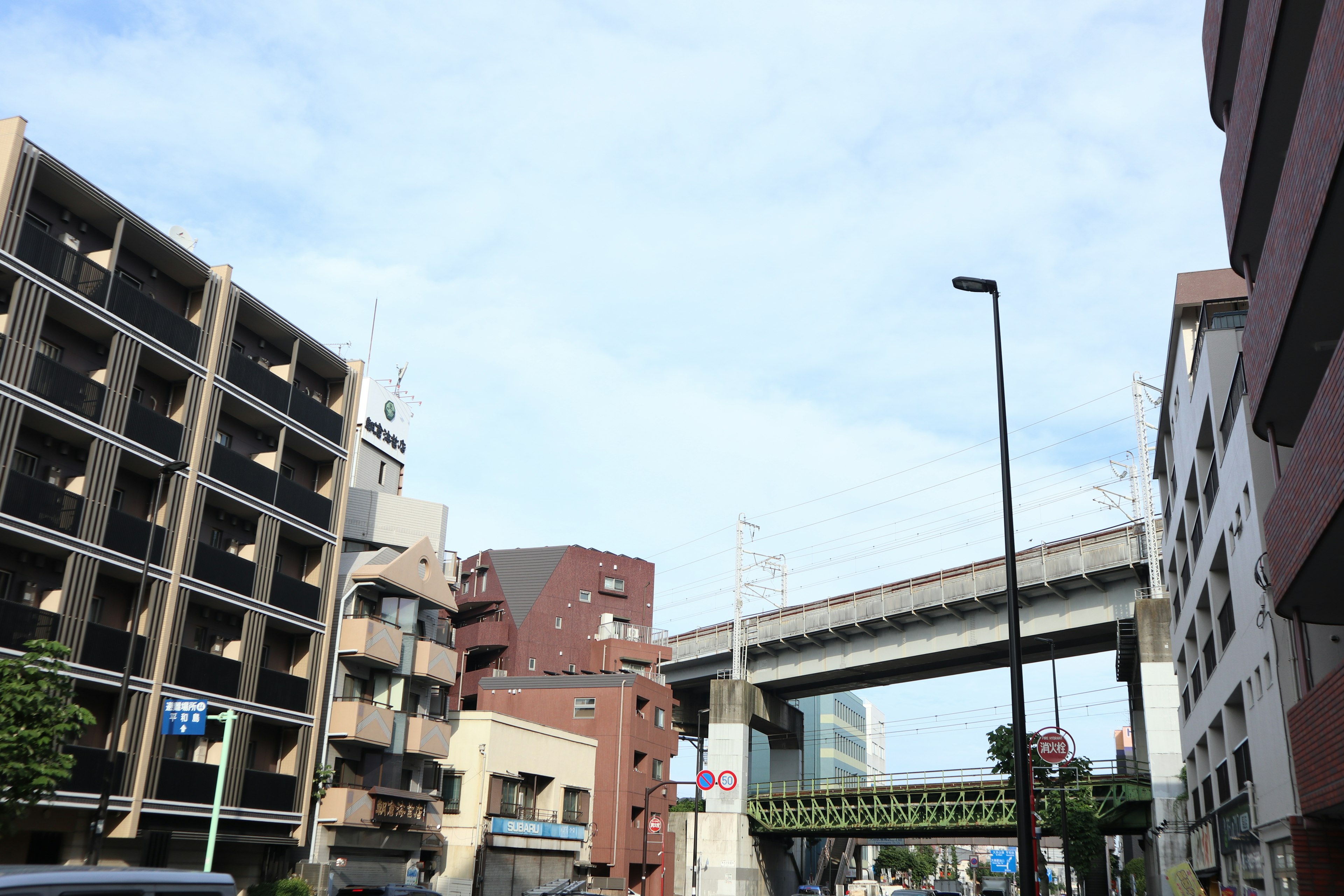 Pemandangan perkotaan dengan jalan tol elevated dan bangunan