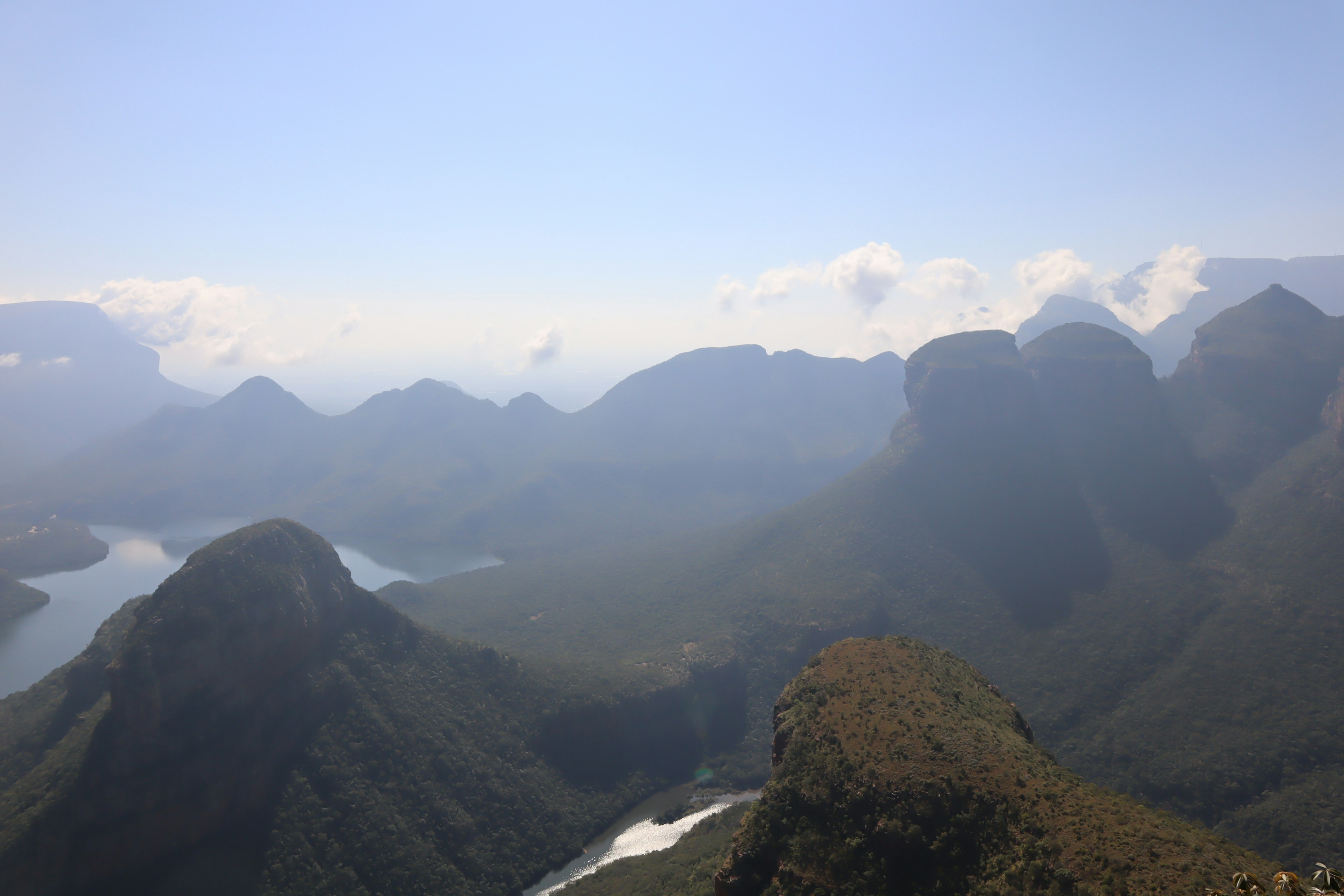 Vue expansive des montagnes et des lacs sous un ciel dégagé