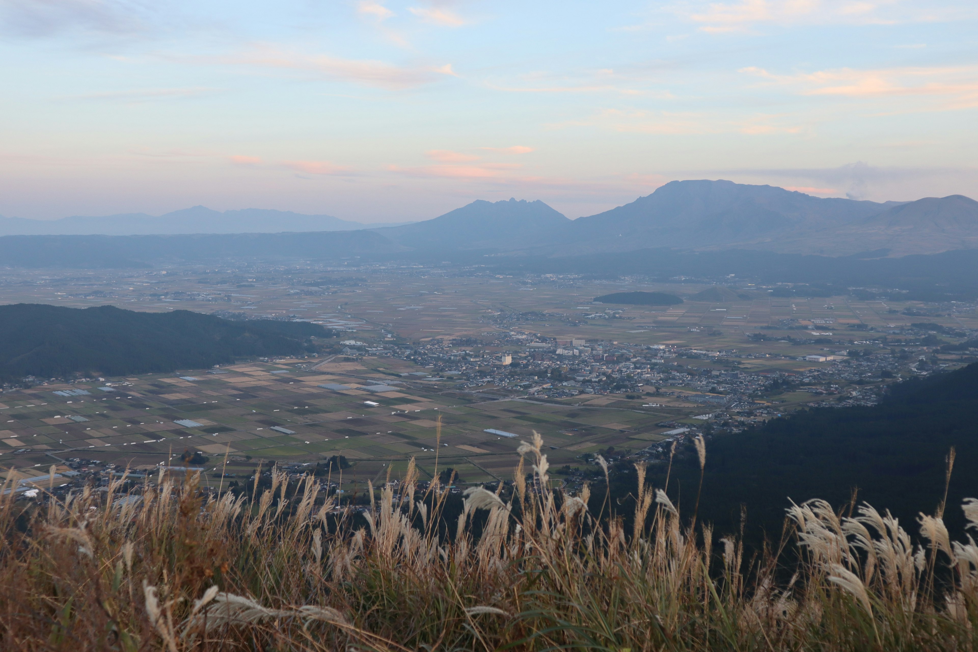 산과 계곡의 경치가 저녁 해질녘 부드러운 빛과 함께