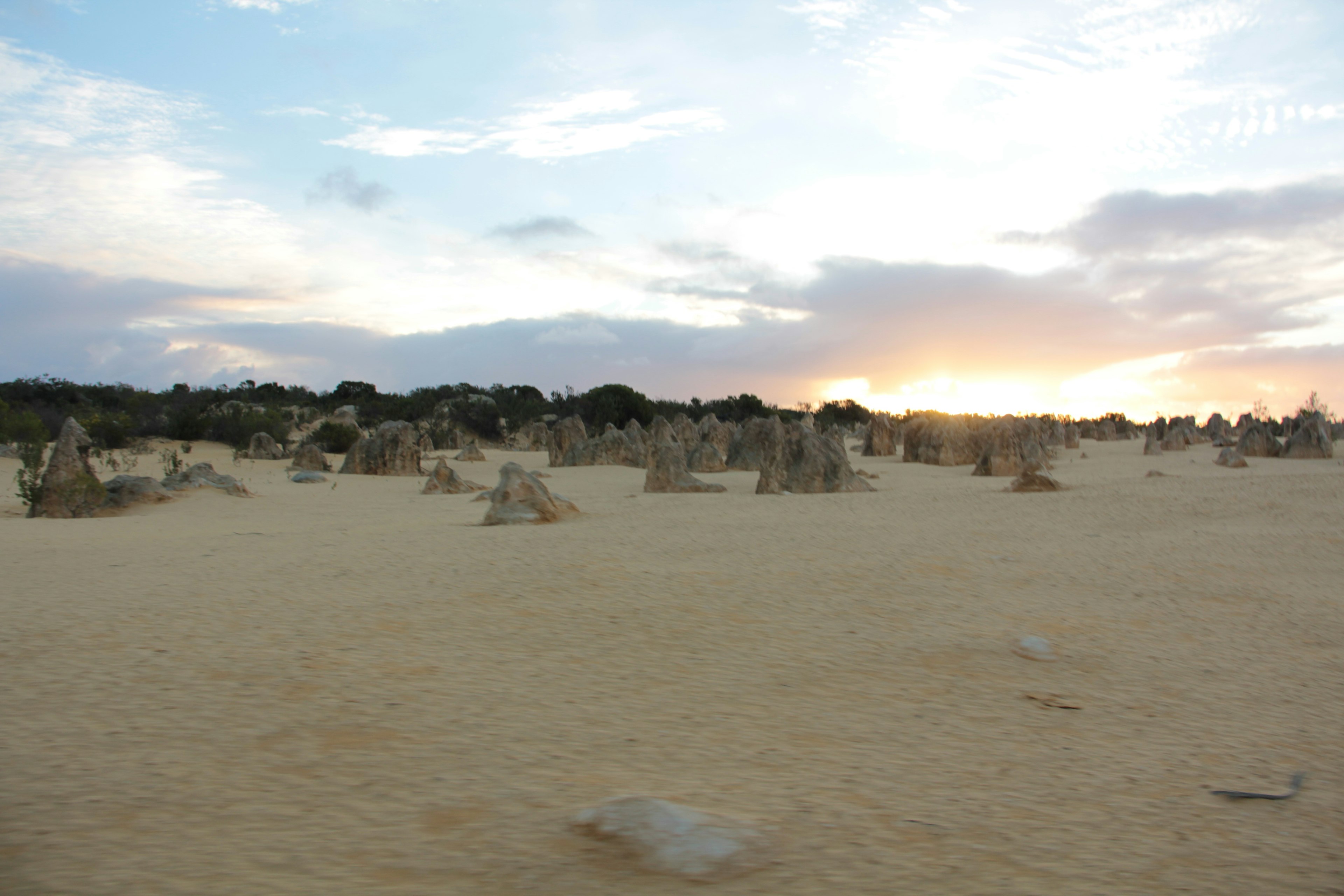 Paesaggio di formazioni rocciose uniche al tramonto