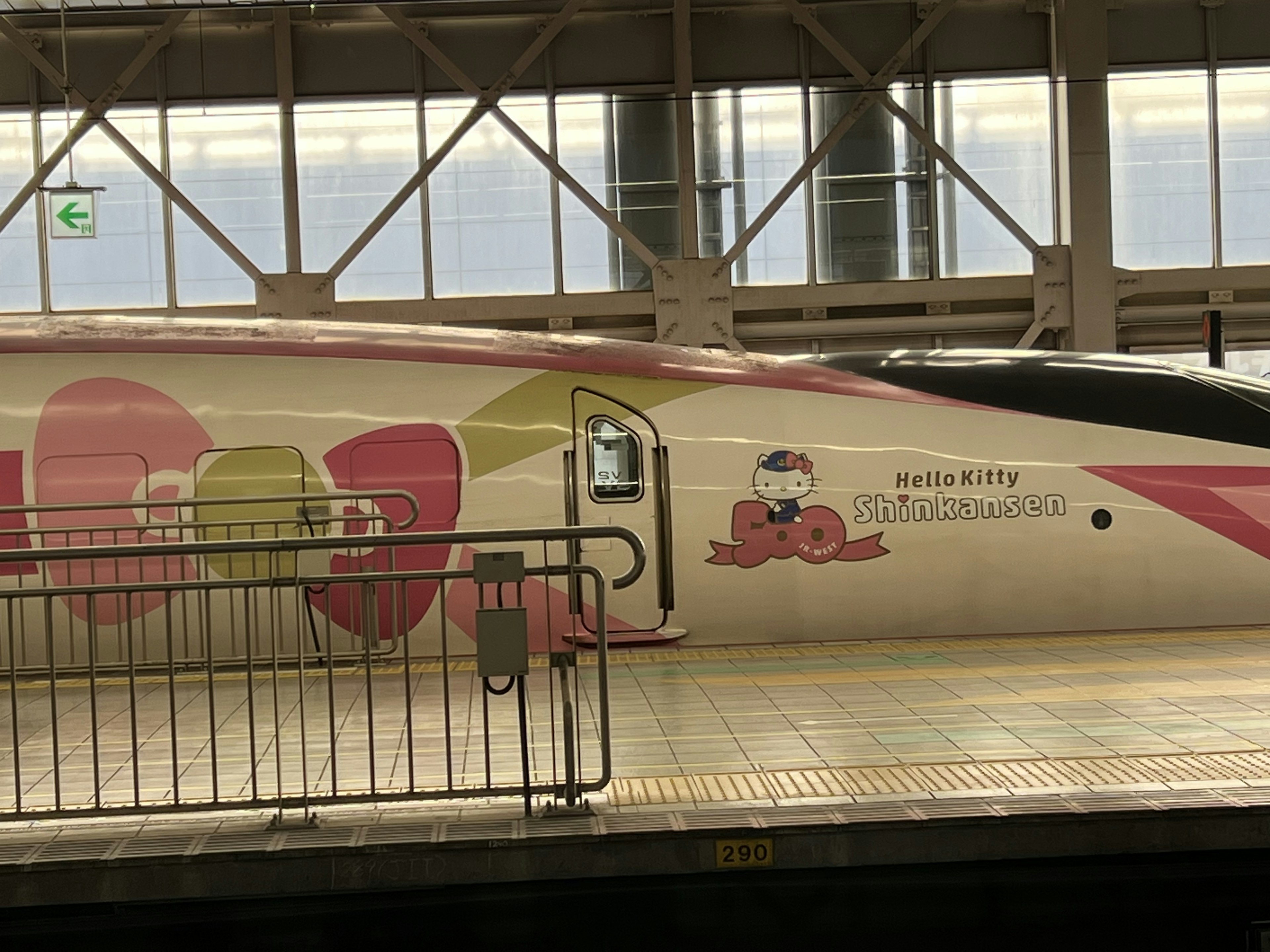 在車站停靠的Hello Kitty主題新幹線列車