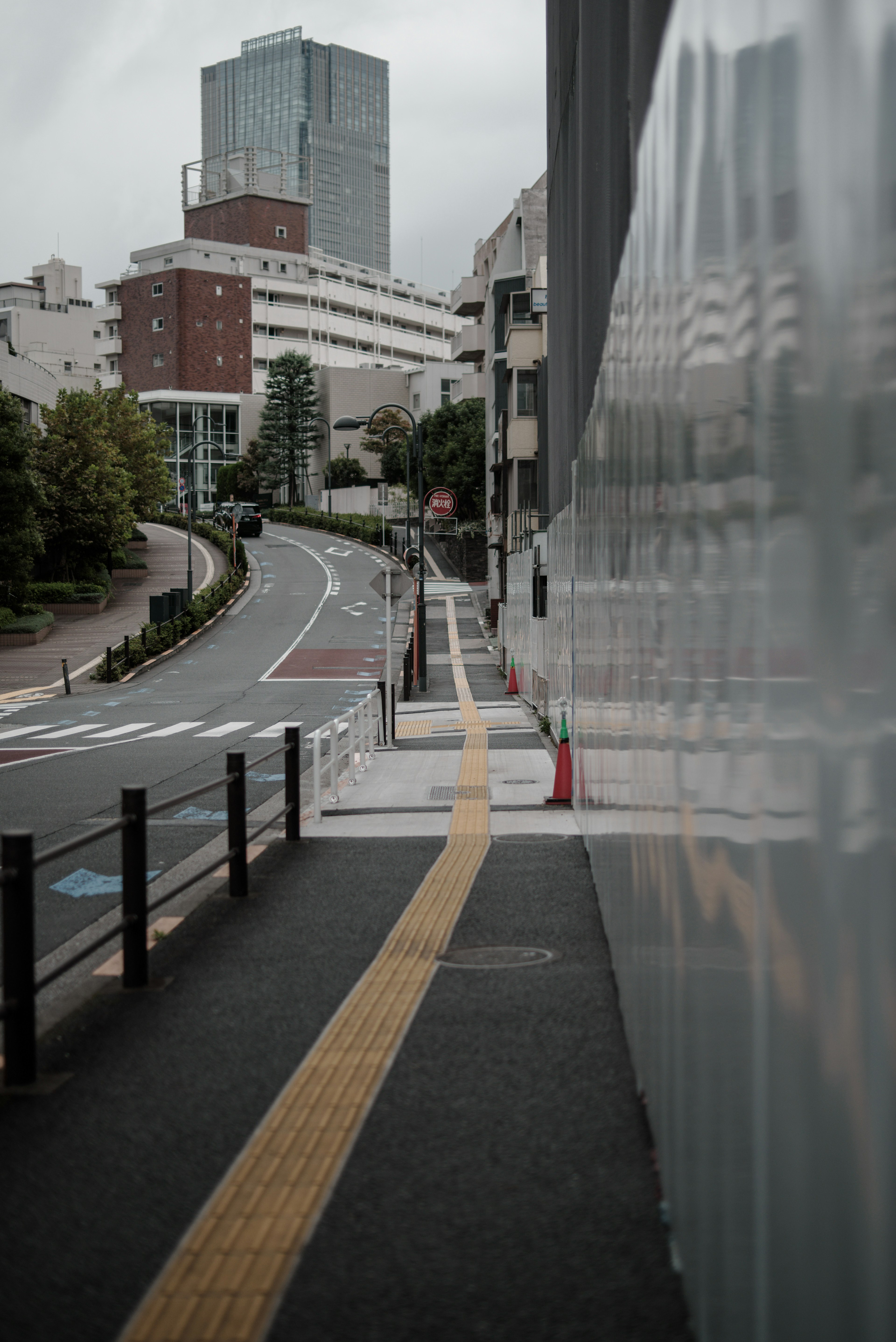 城市人行道與彎曲的道路和建築物