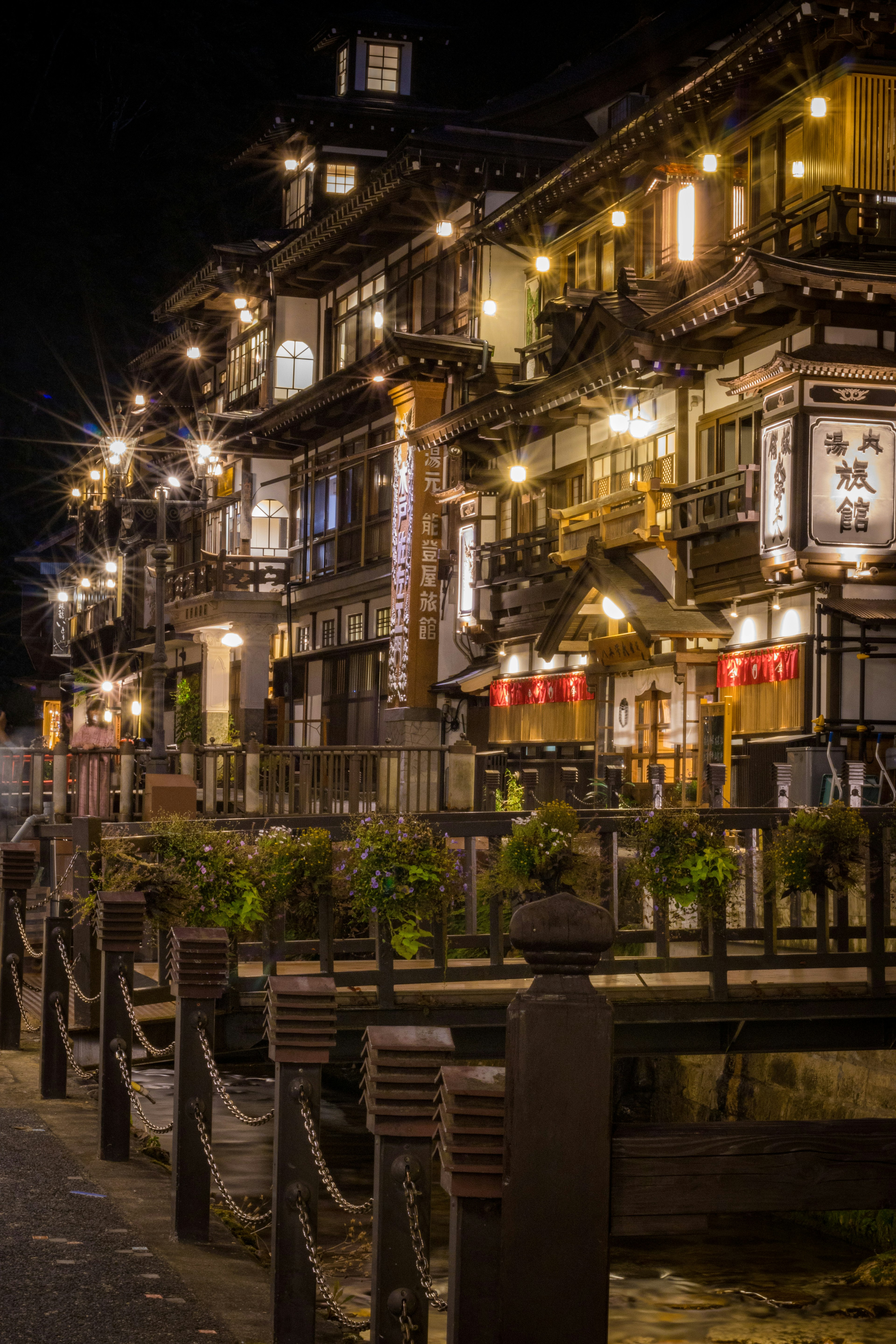 Scène de rue nocturne avec des bâtiments traditionnels magnifiquement éclairés