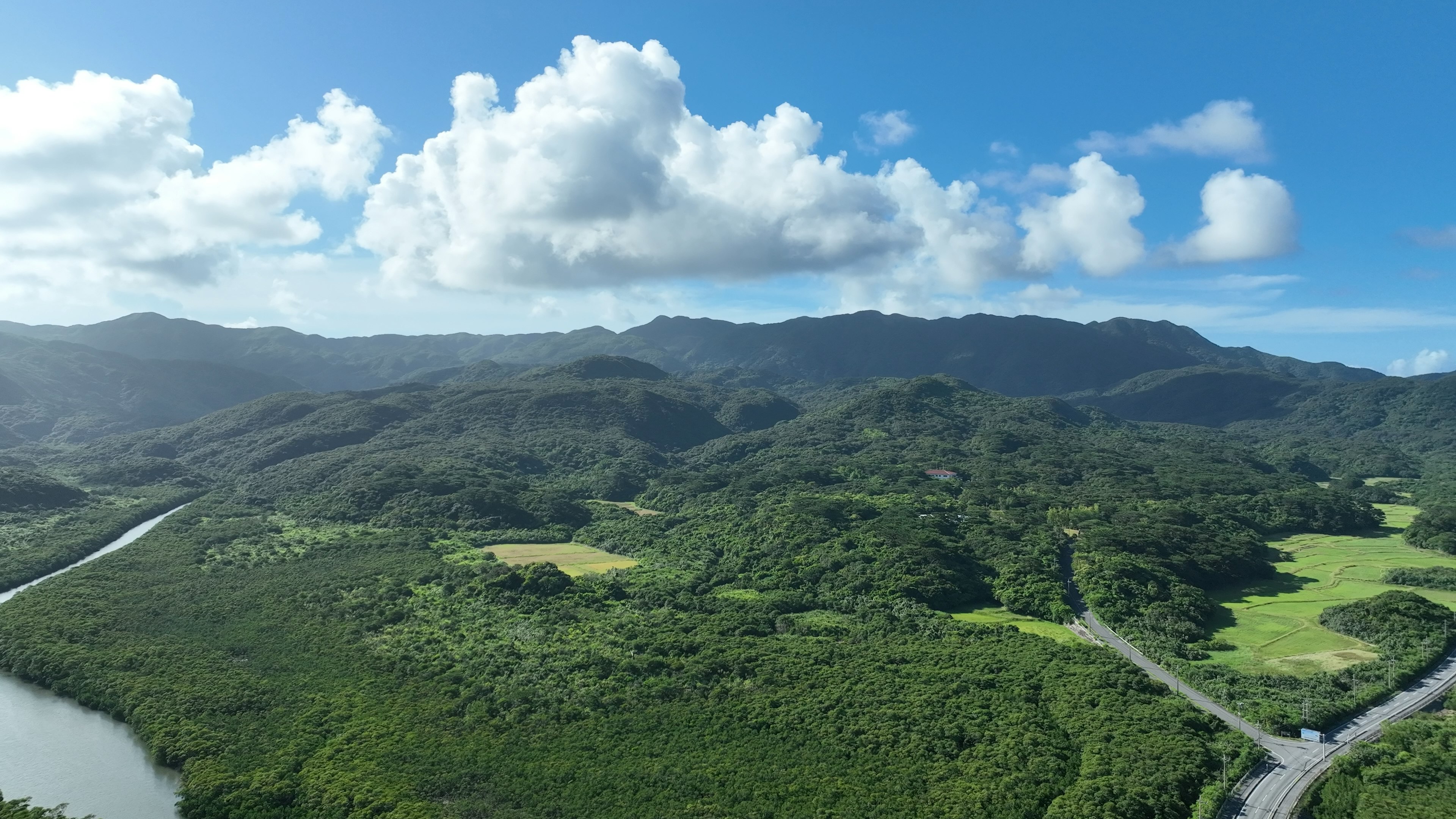 Montañas verdes bajo un cielo azul brillante