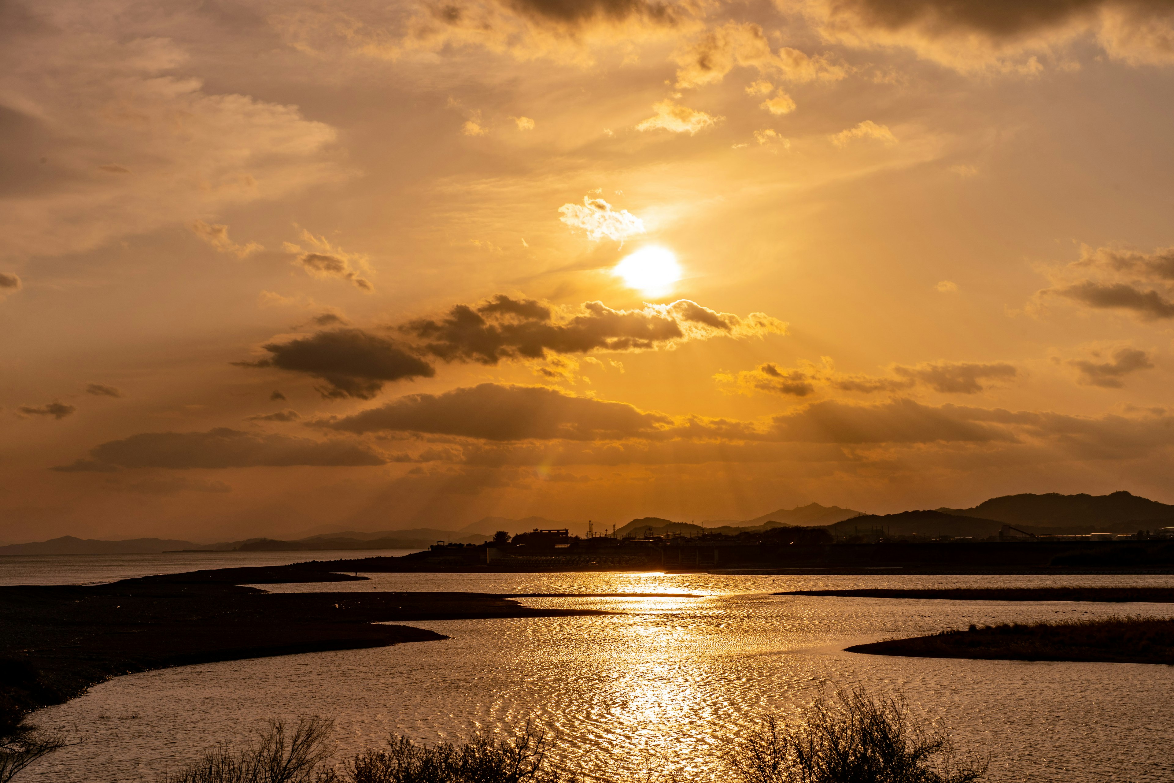 Atardecer sobre un río con cielo sereno