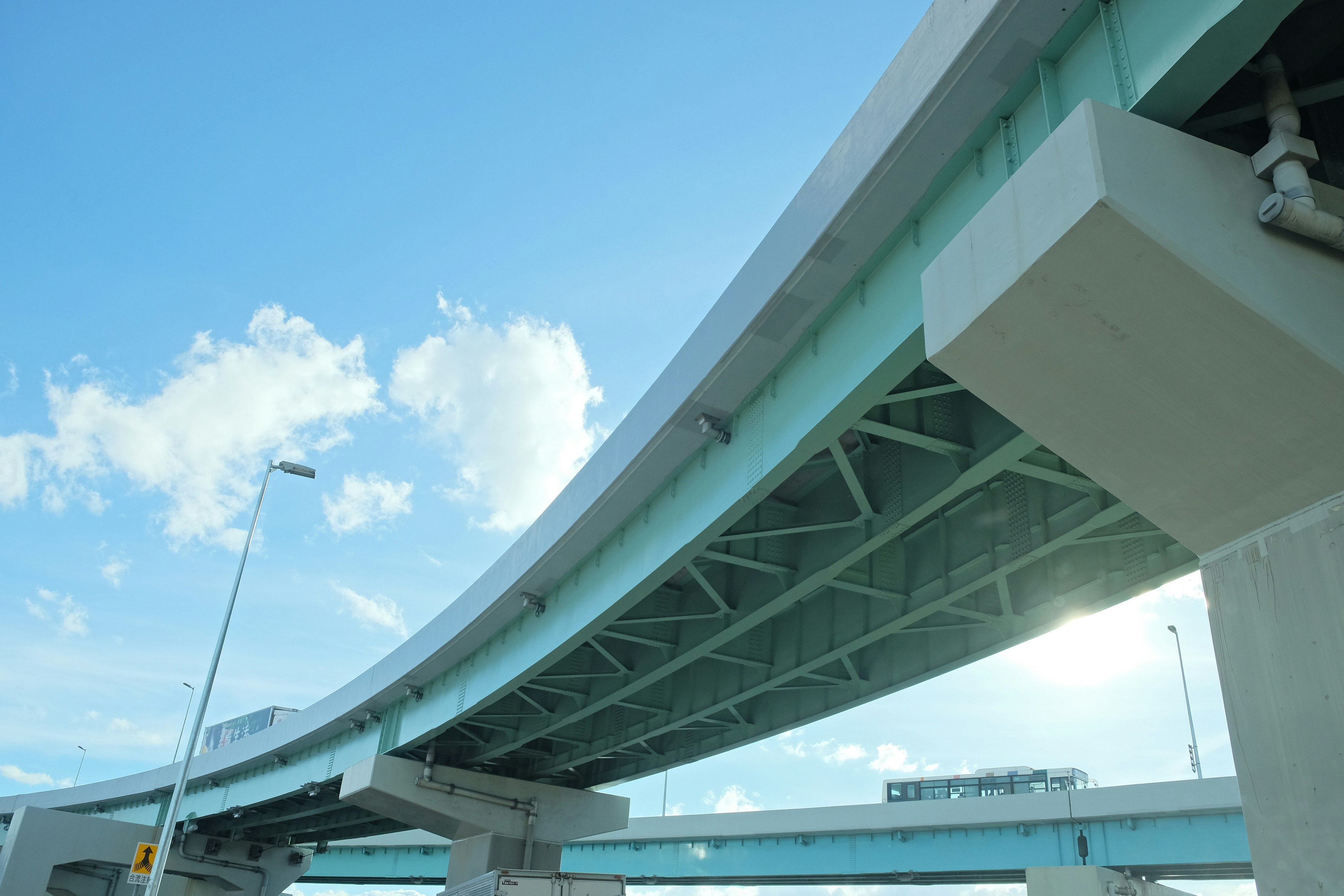 Pemandangan jembatan melengkung di bawah langit biru