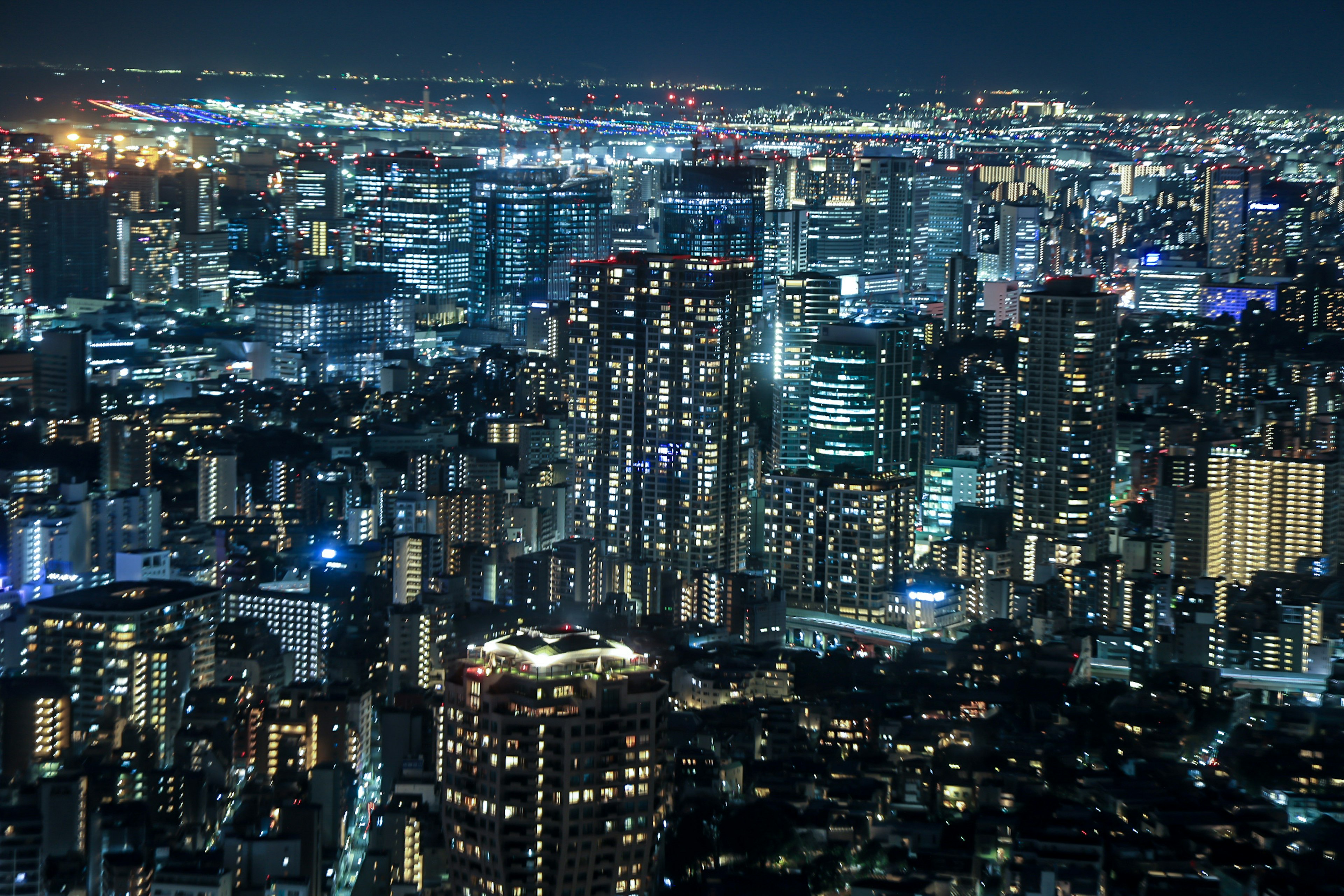 夜晚繁華城市天際線的全景，明亮的燈光和摩天大樓