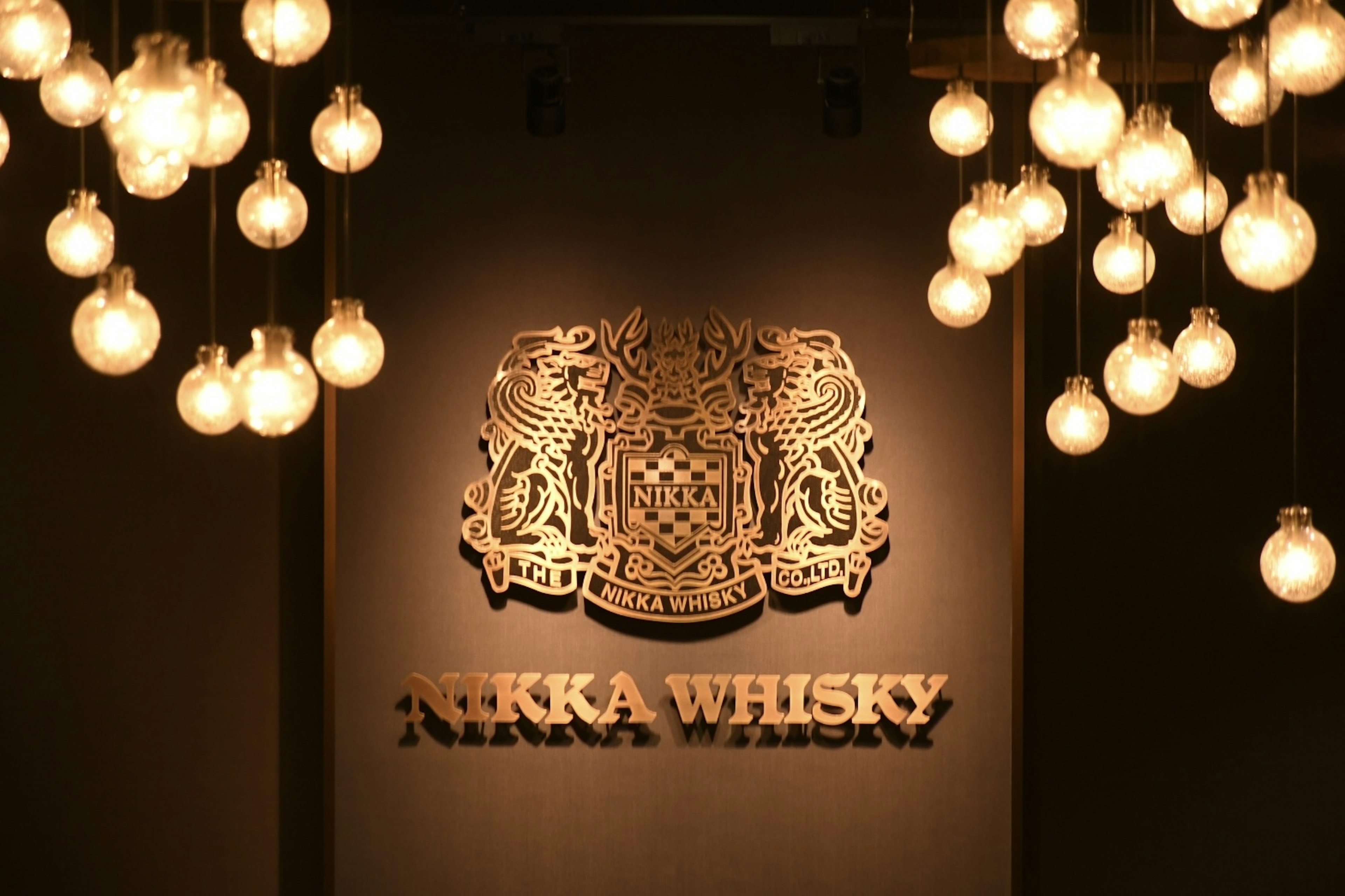 Logo Nikka Whisky dengan dekorasi pencahayaan unik