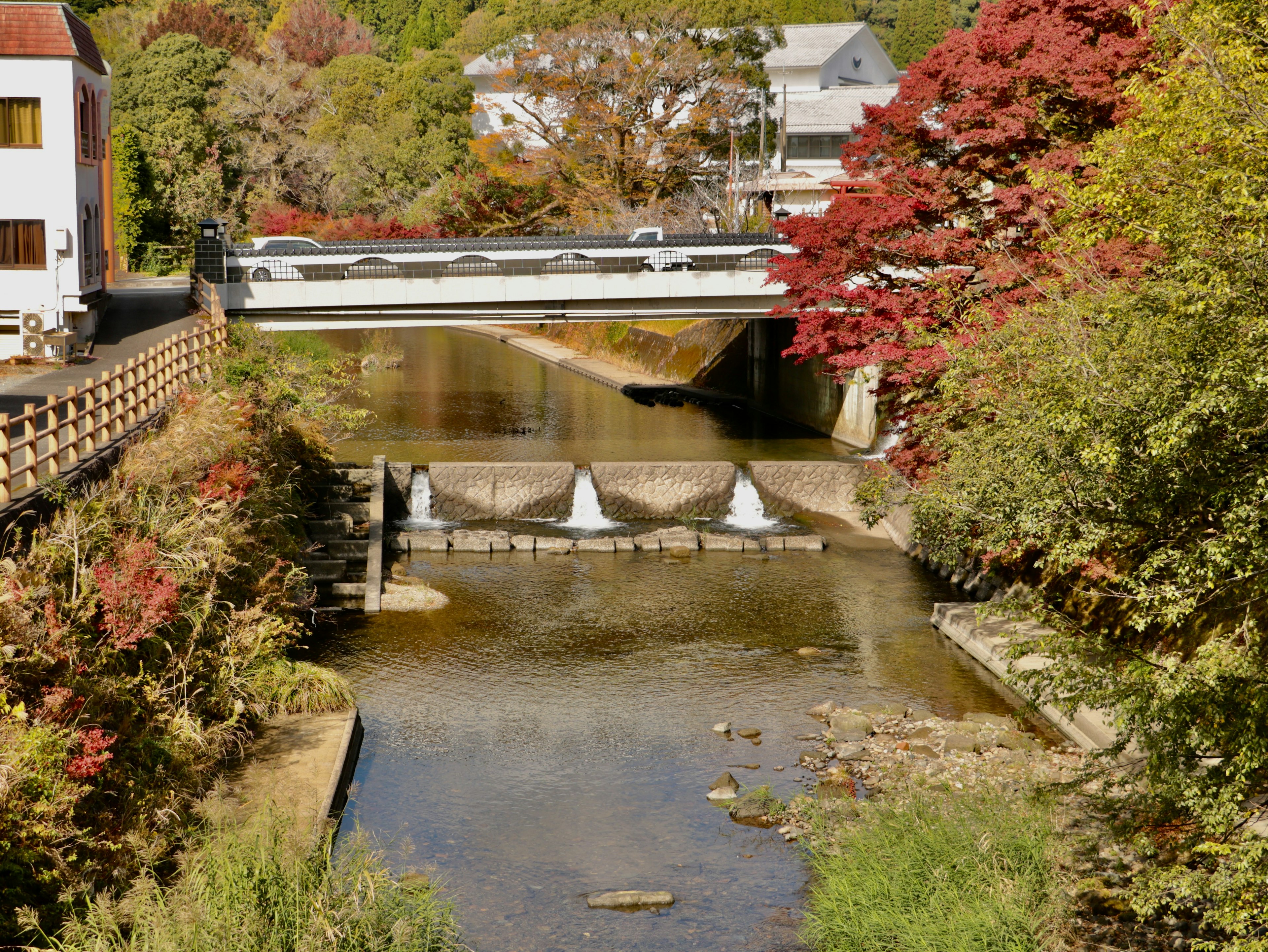 美しい秋の風景に囲まれた小川と橋