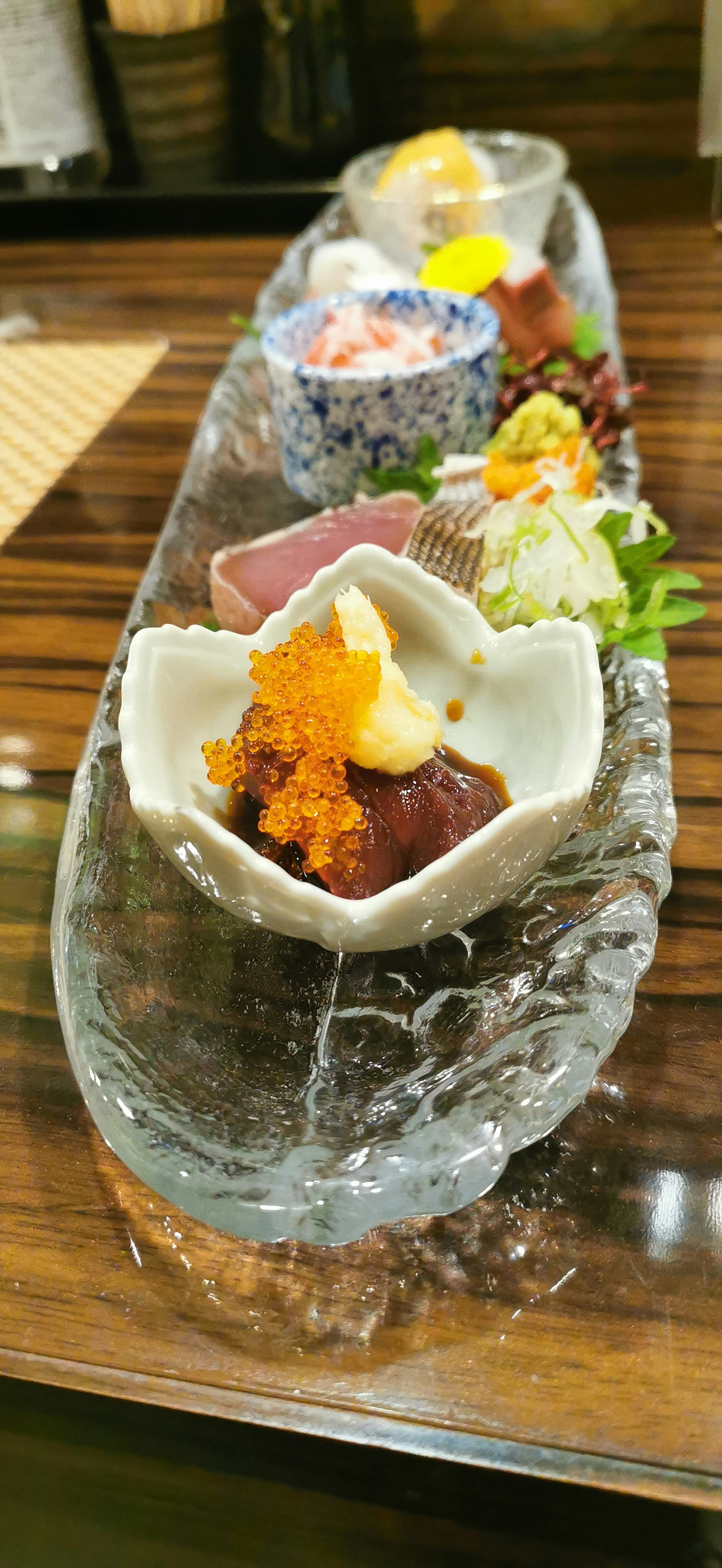 Plat de sushi magnifique présenté sur un plateau de glace