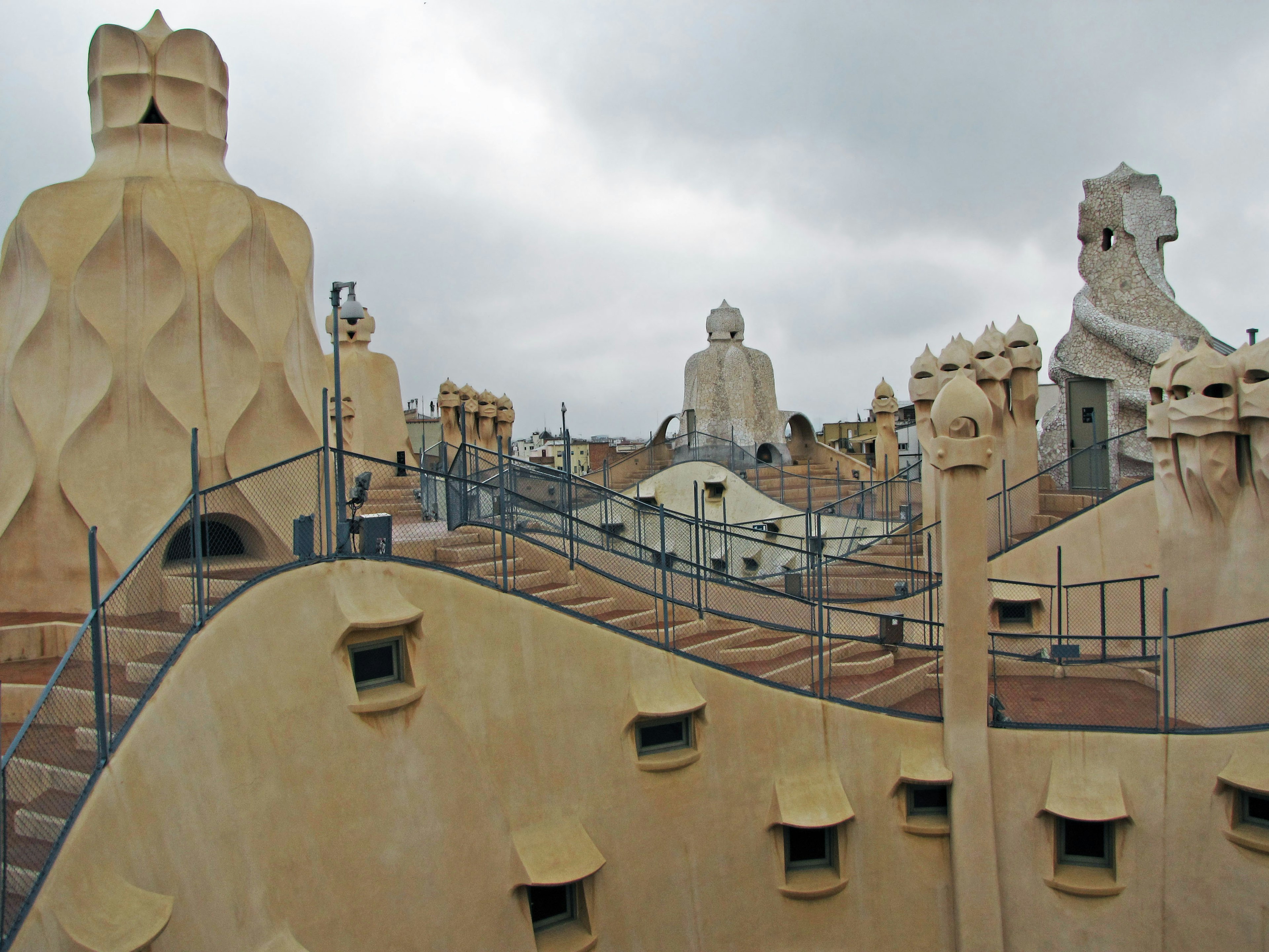 รูปปั้นที่ไม่เหมือนใครและรูปทรงคลื่นบนหลังคาของ Casa Milà