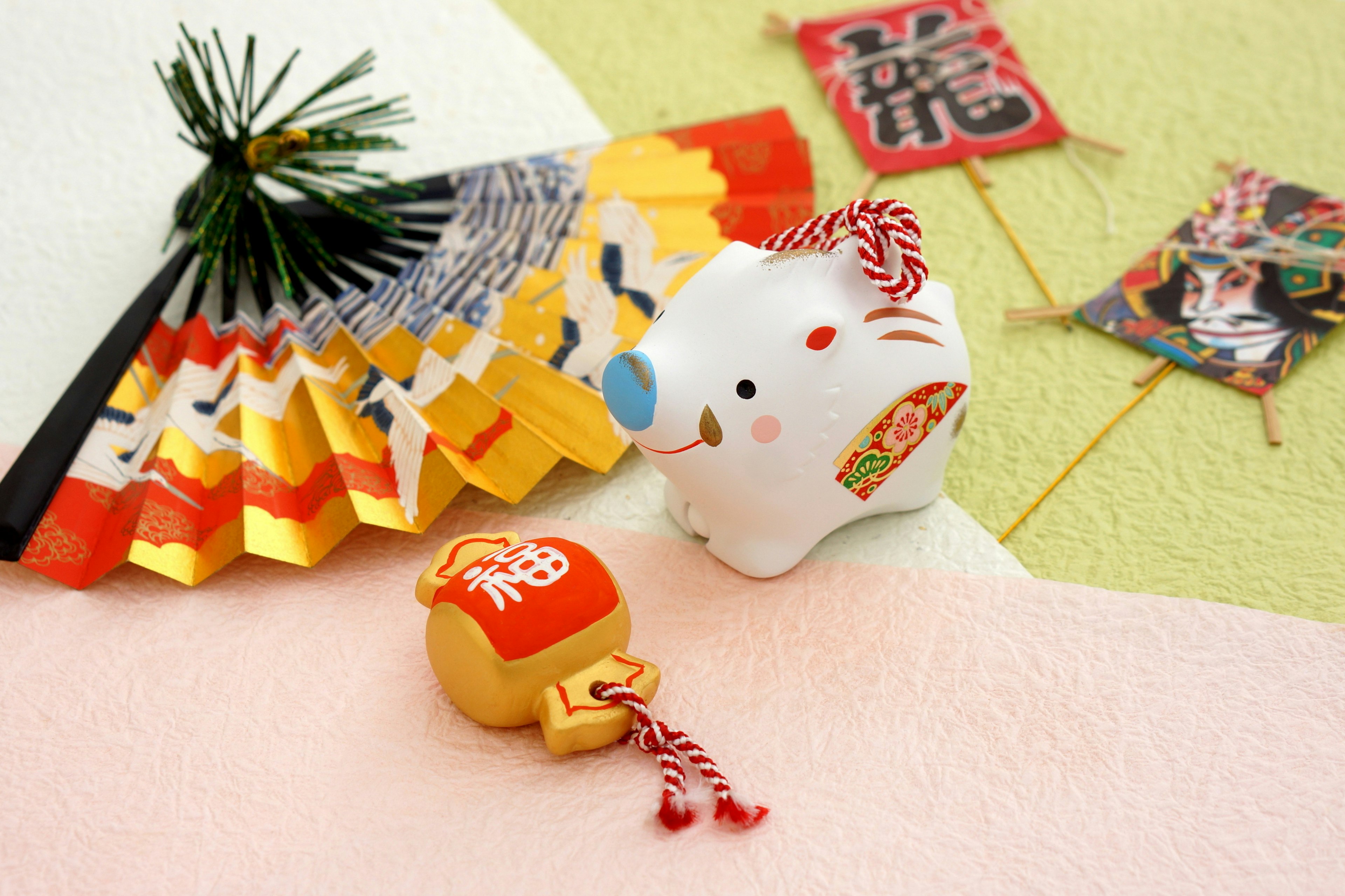 Objets décoratifs japonais colorés avec une figurine de souris et un porte-bonheur en forme de chat