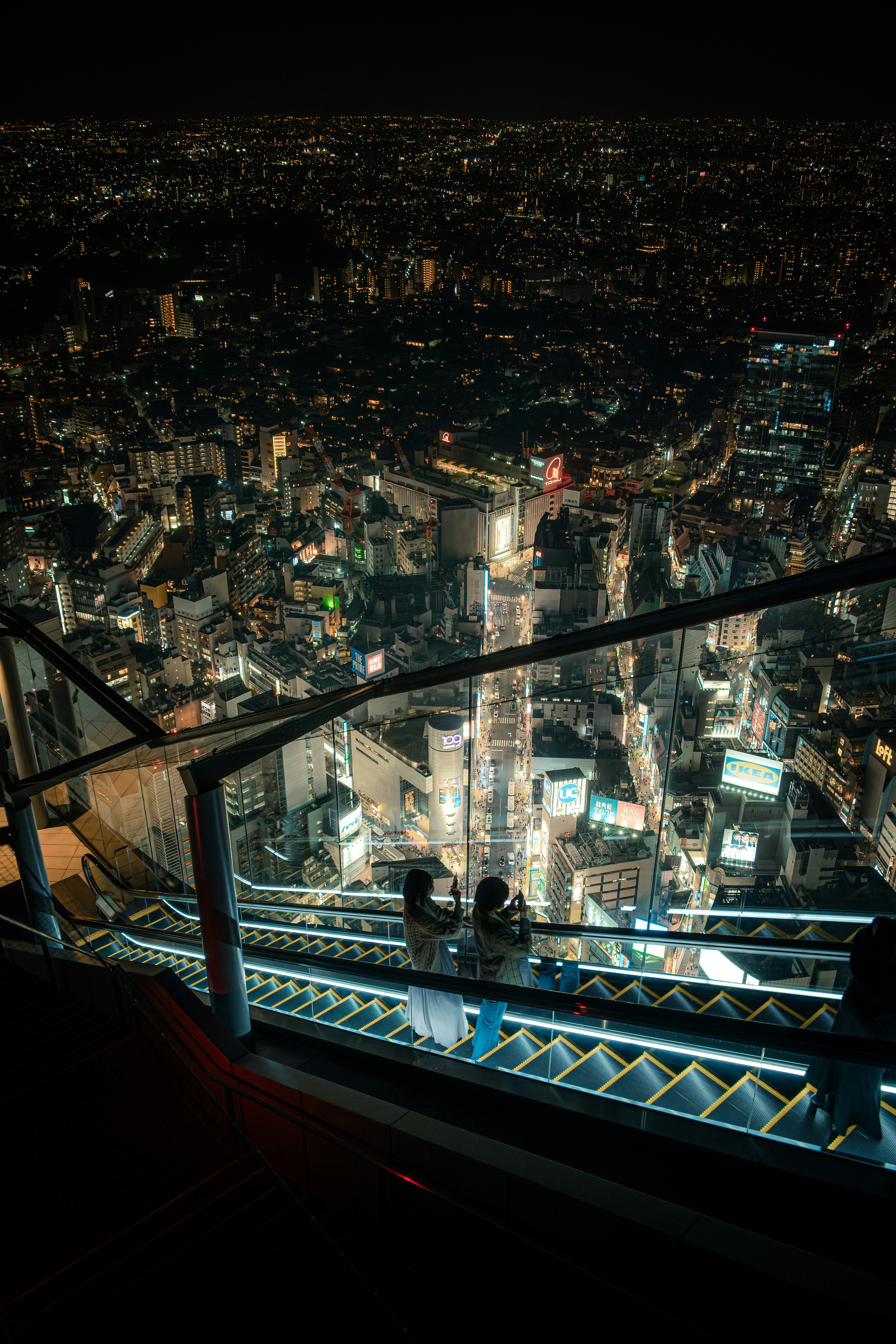 夜景の東京の都市風景と高層ビルの眺め