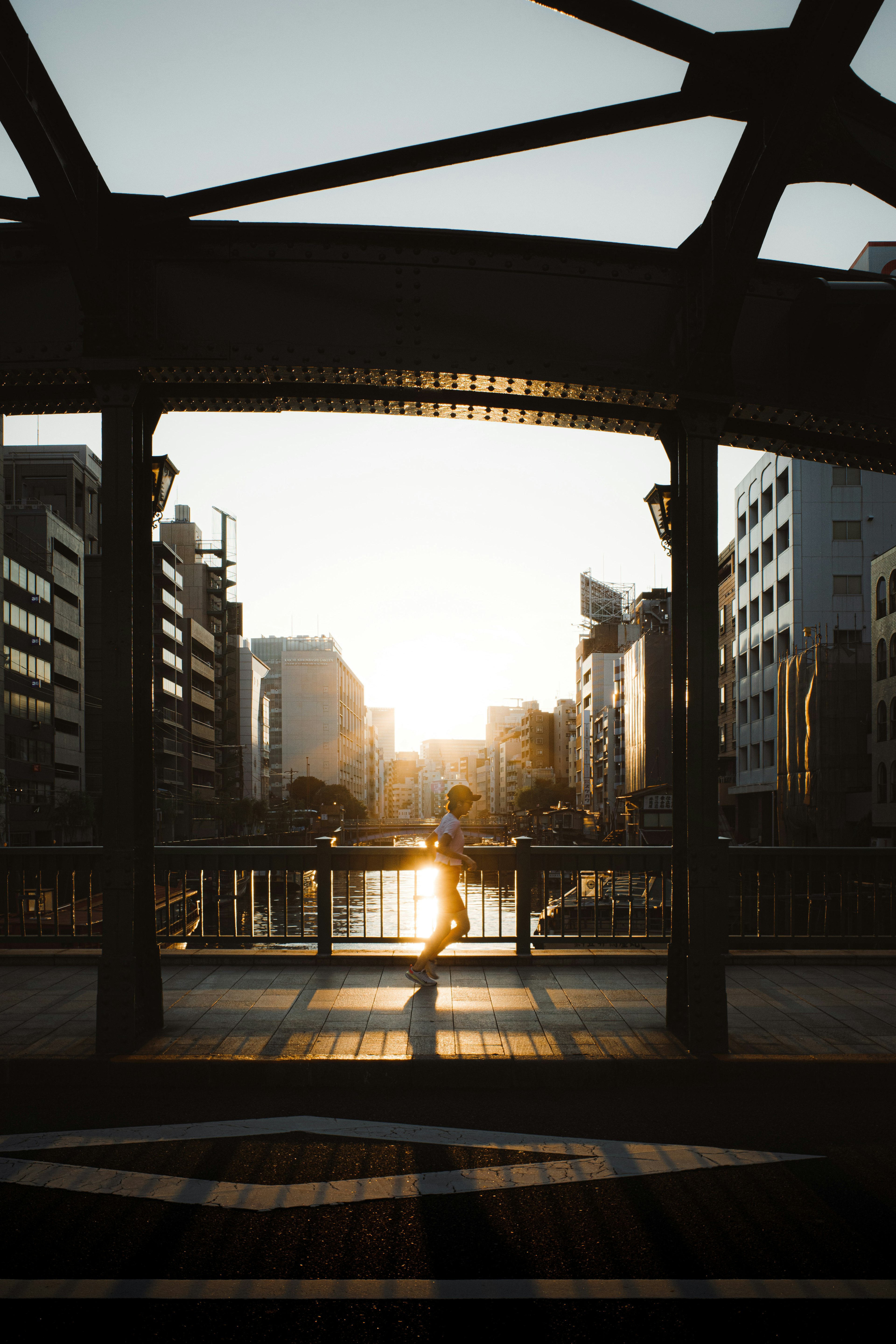 Sonnenuntergangsansicht einer Stadtbrücke mit Fluss