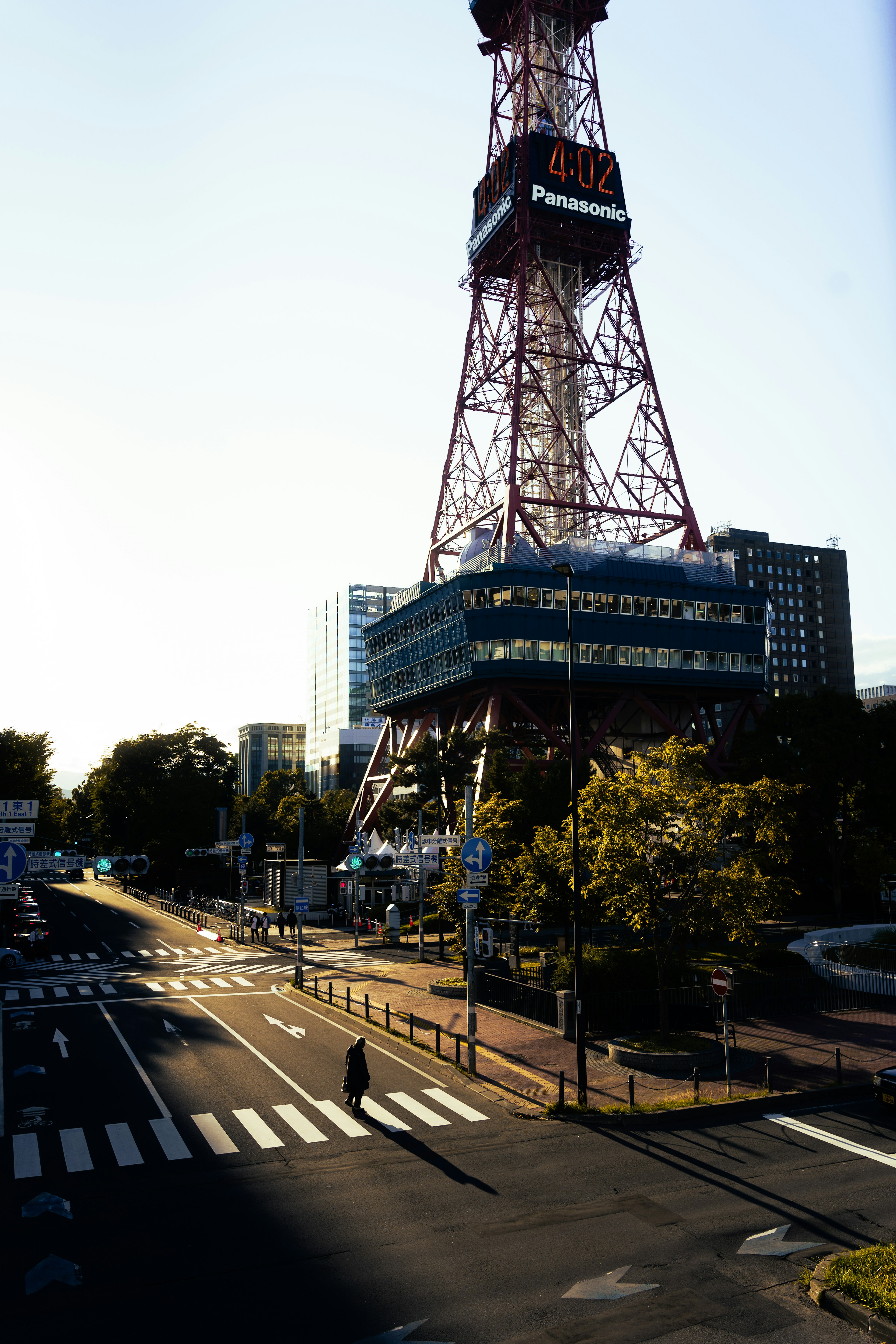 大通公園近くのさっぽろテレビ塔の風景と通り