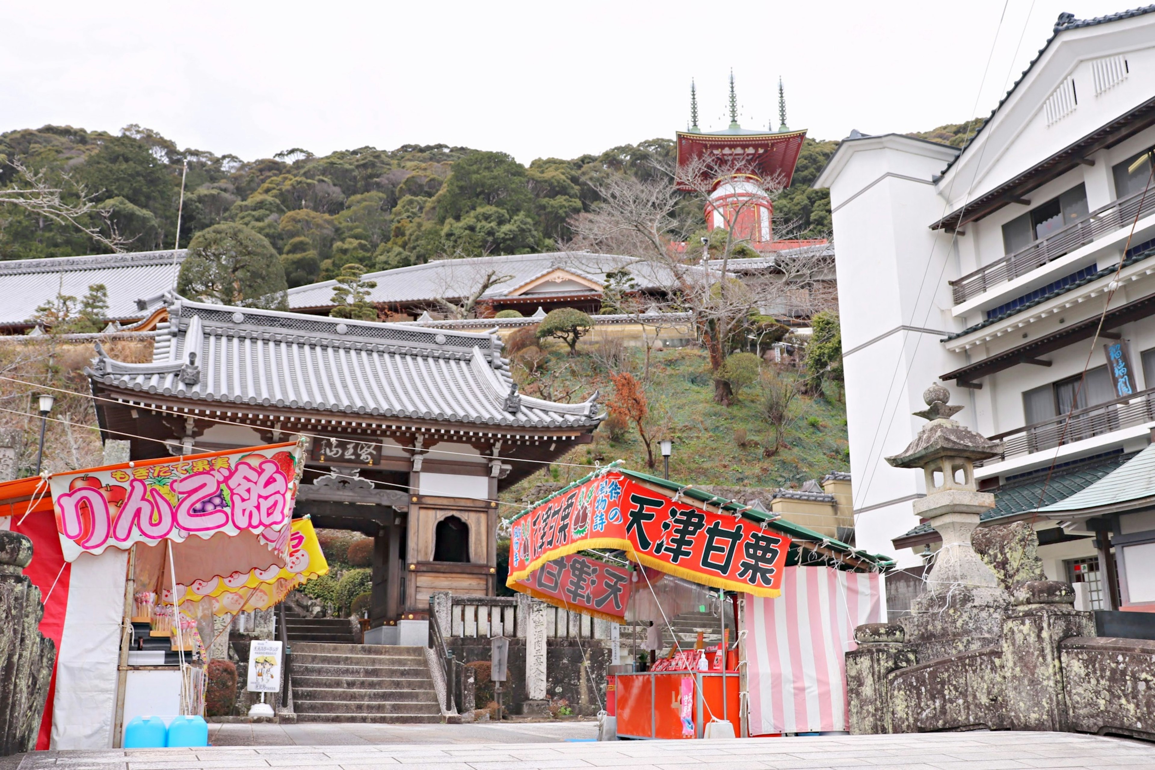 山の中腹に位置する寺院の入り口と色とりどりの屋台