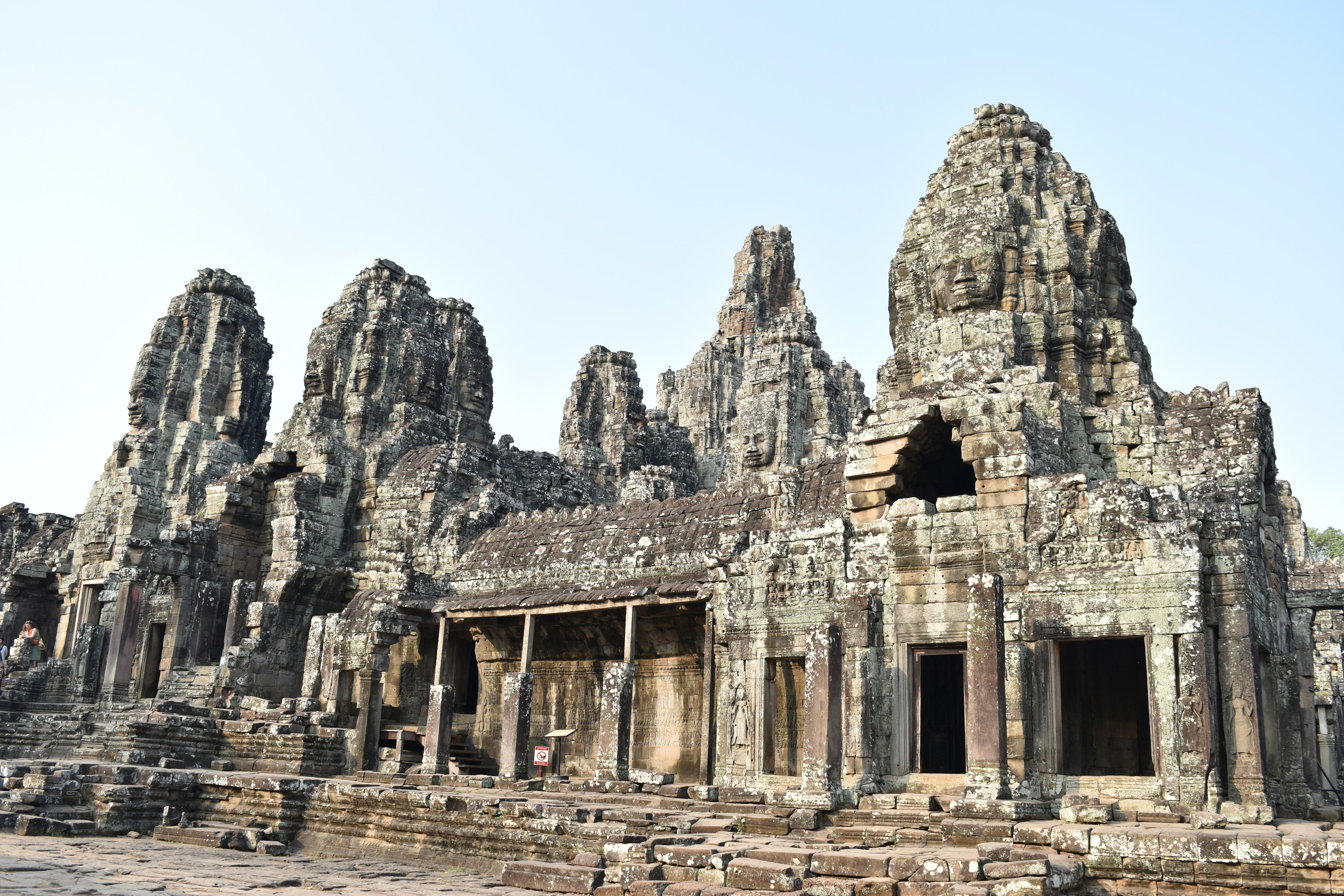 Arquitectura de piedra del templo Bayon con torres altas