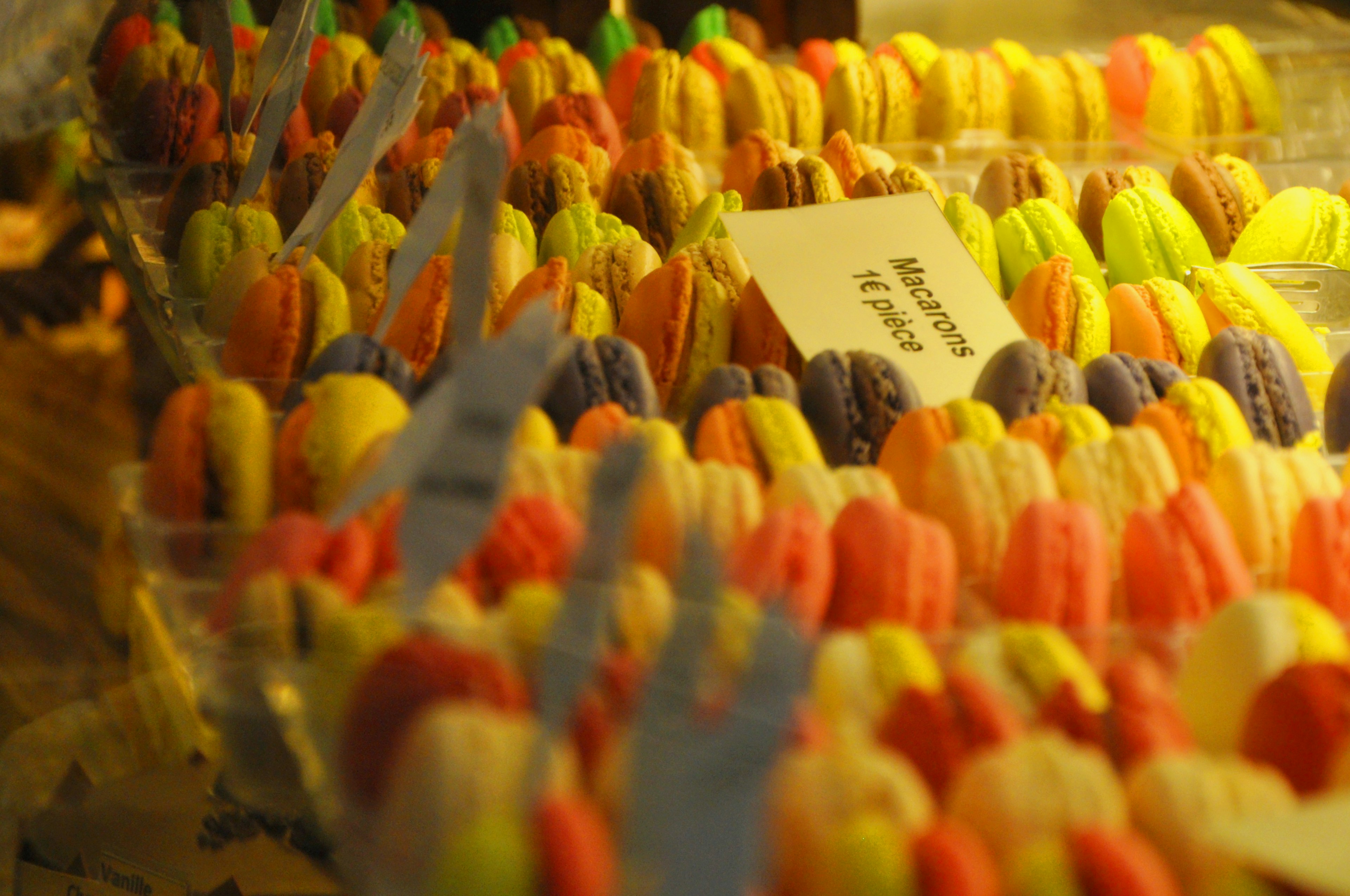 Une vitrine colorée de macarons de différentes saveurs et couleurs