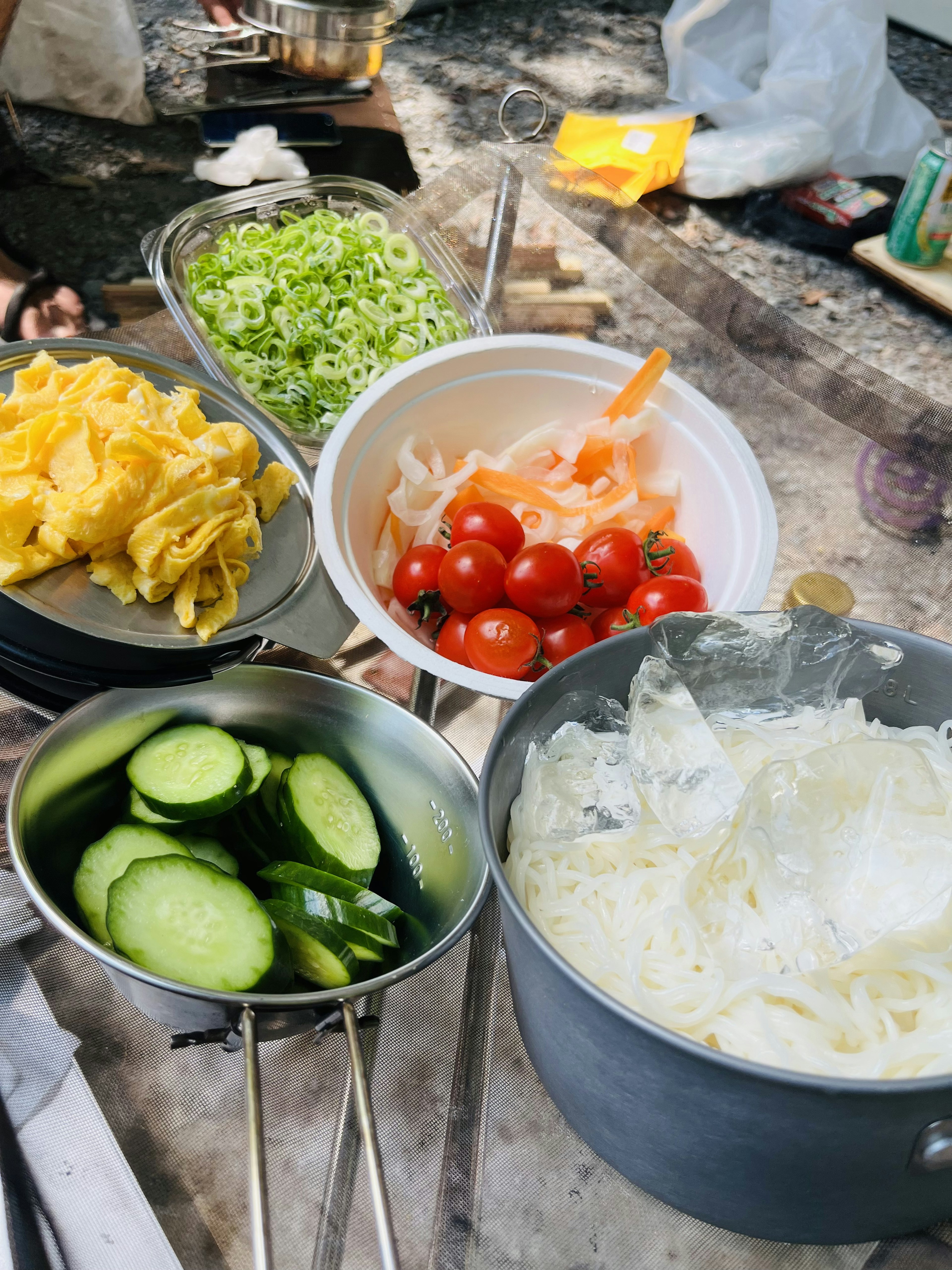 Scène de préparation avec des ingrédients colorés disposés pour la cuisine