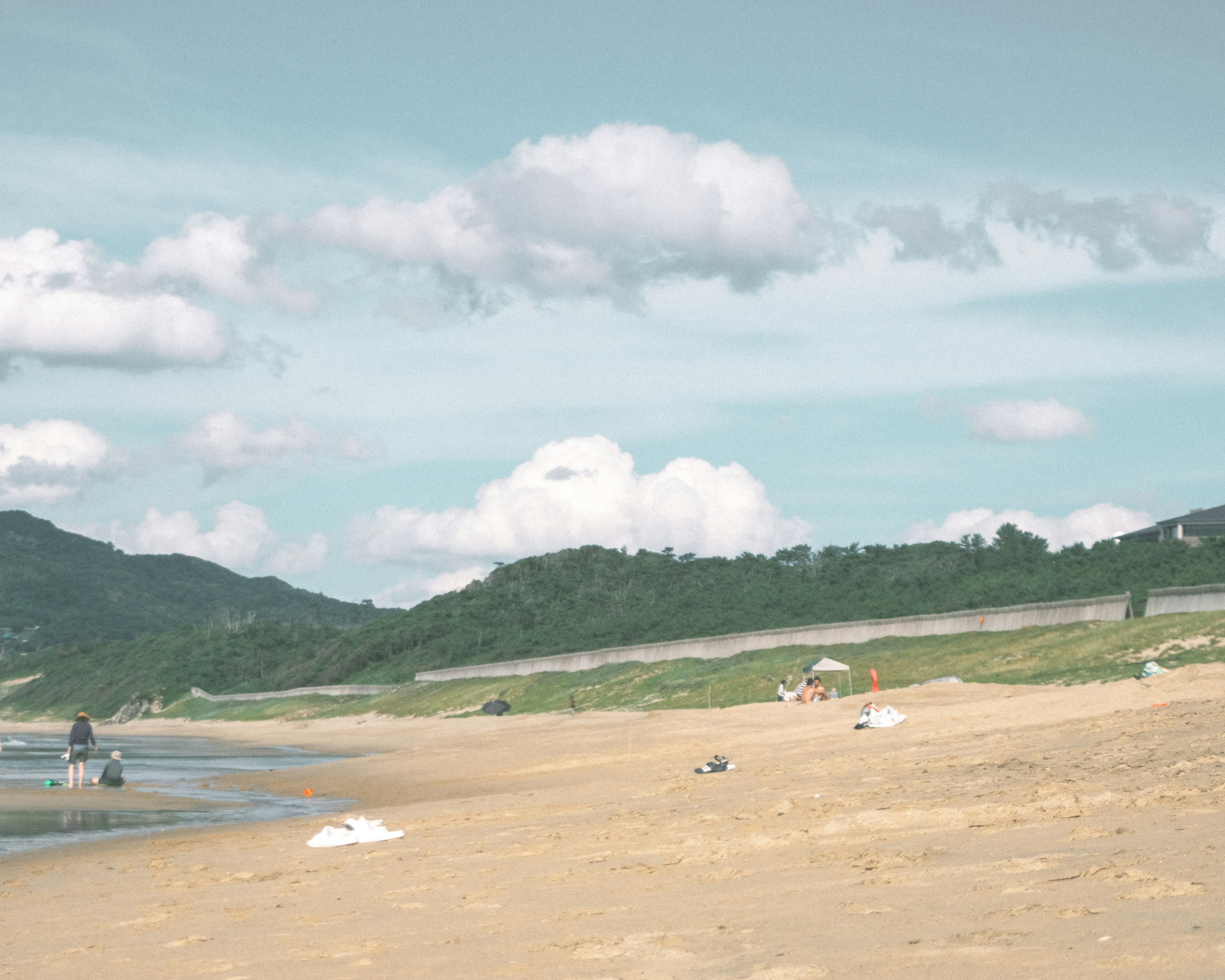 วิวชายหาดสงบที่มีท้องฟ้าสีฟ้าและเมฆ