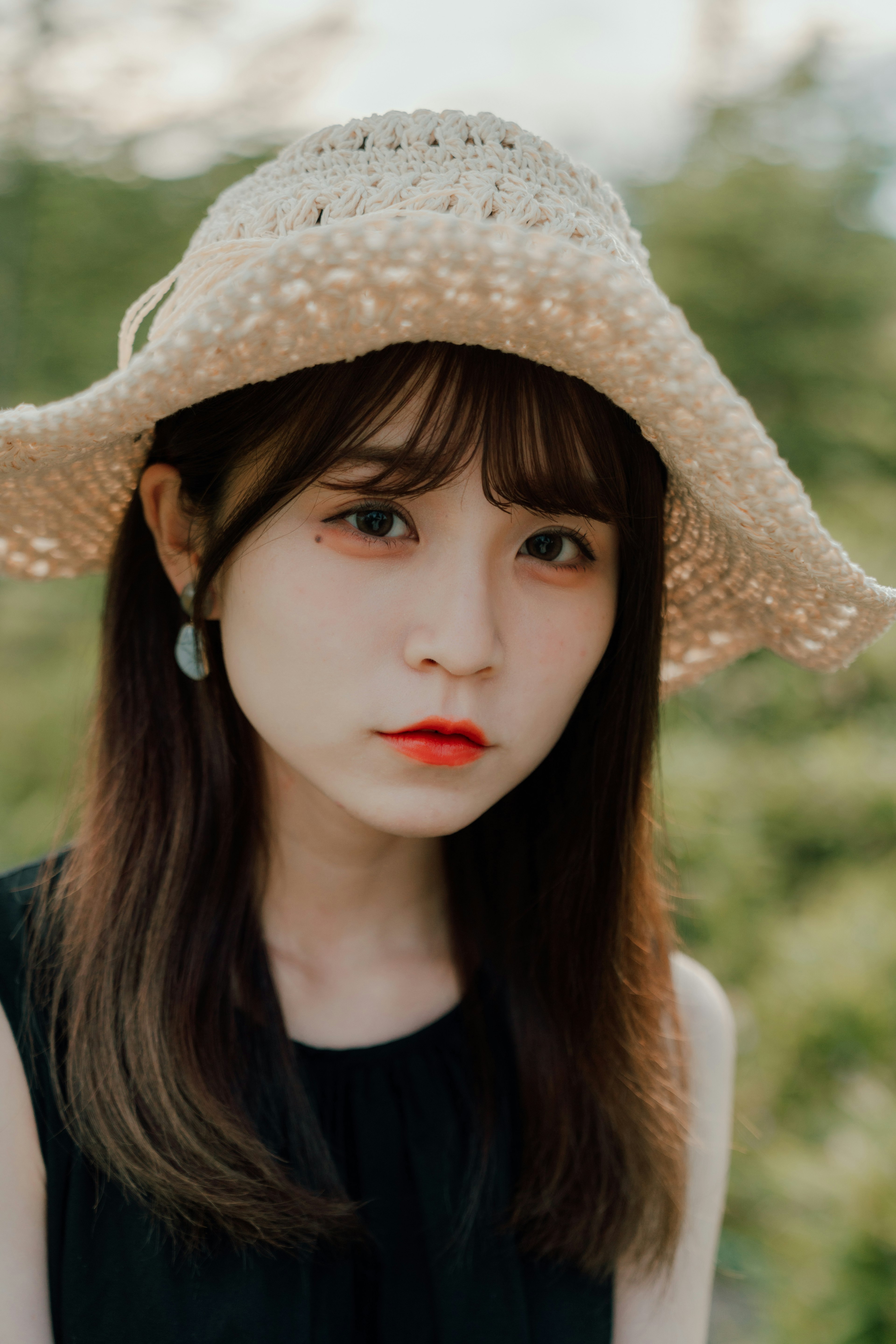 Retrato de una mujer con un sombrero Expresión suave con un fondo natural