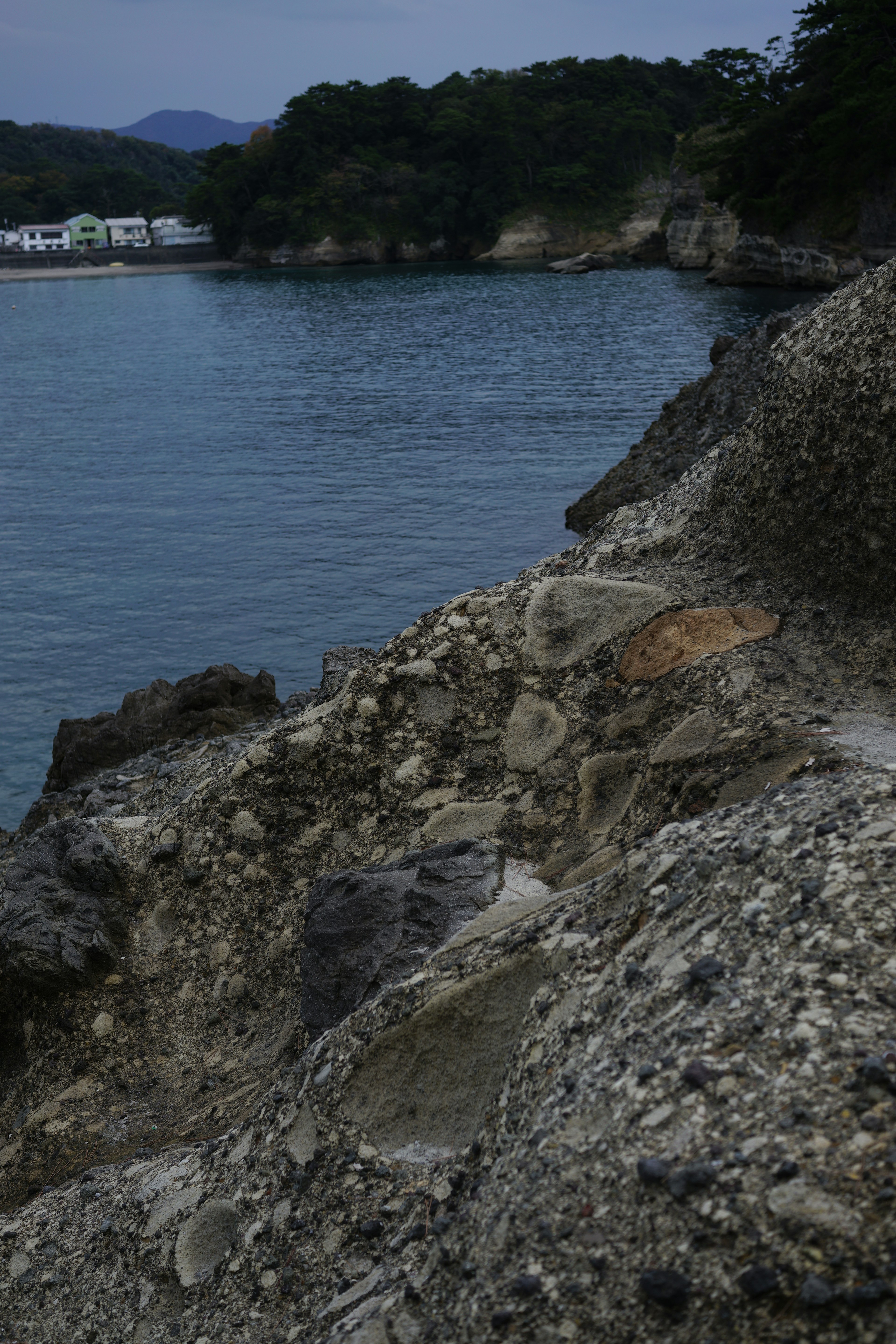 Batu pantai dengan permukaan air tenang