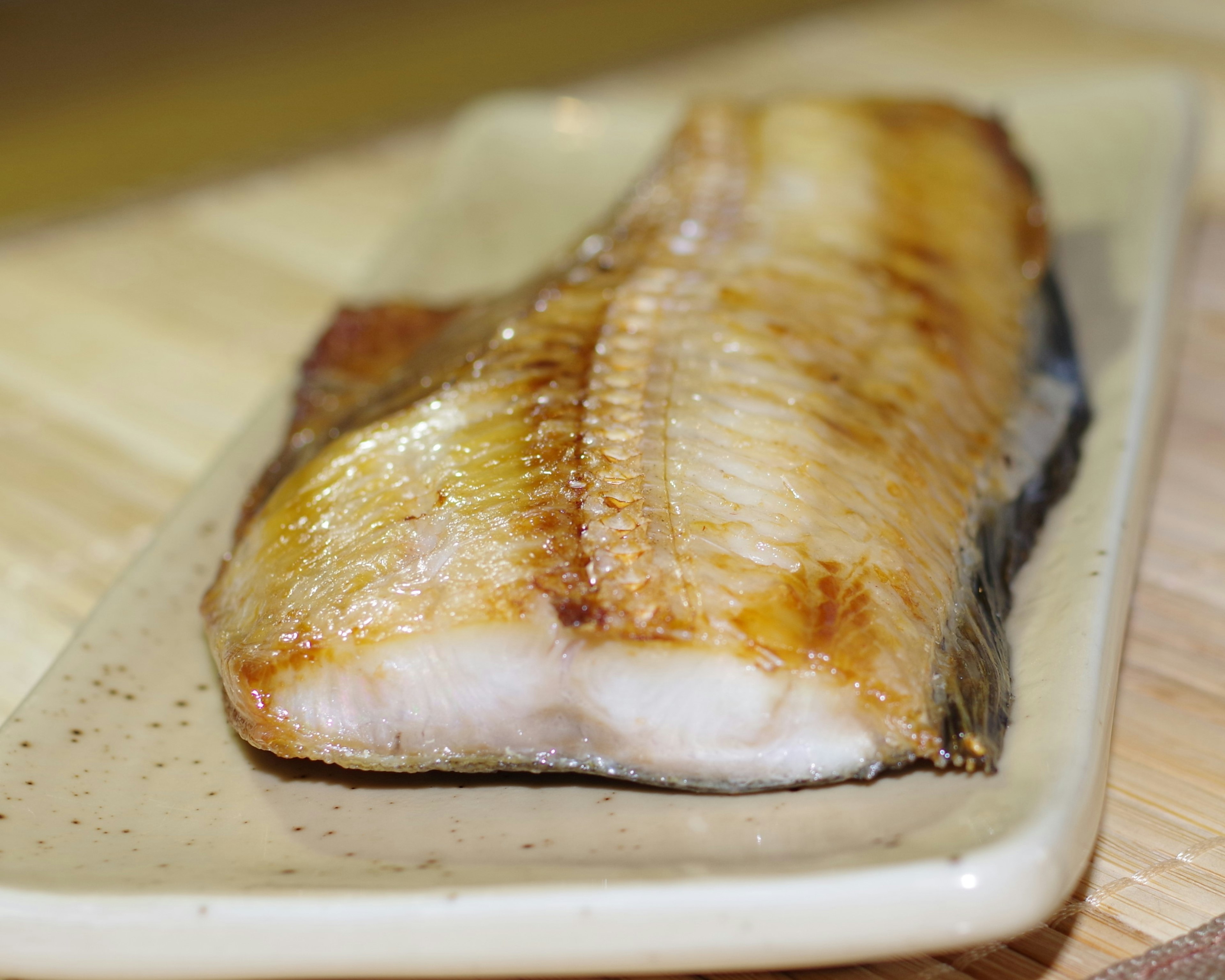 Filetto di pesce grigliato servito su un piatto