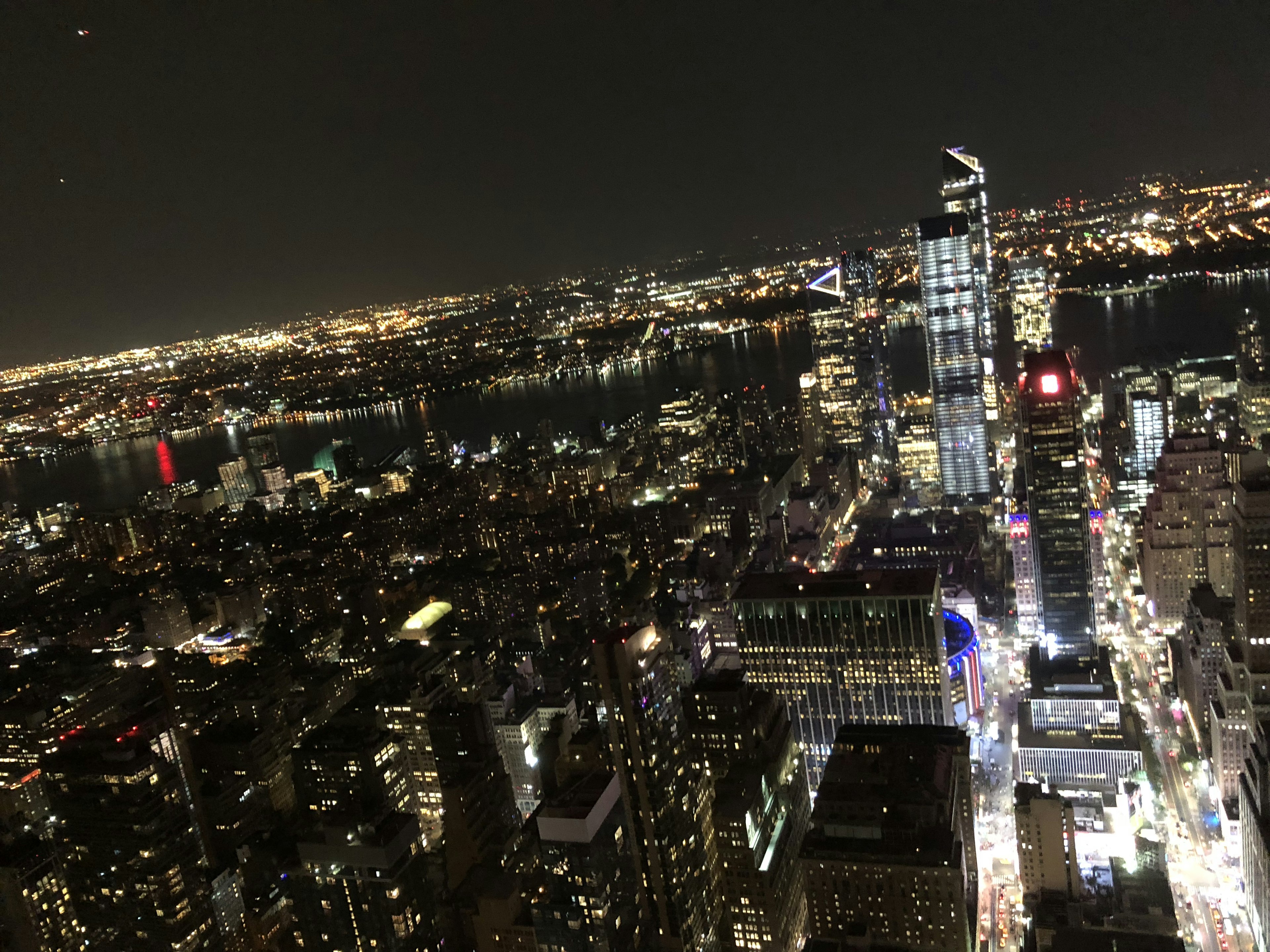 夜景の都市のパノラマビュー 近代的なビル群と照明が印象的