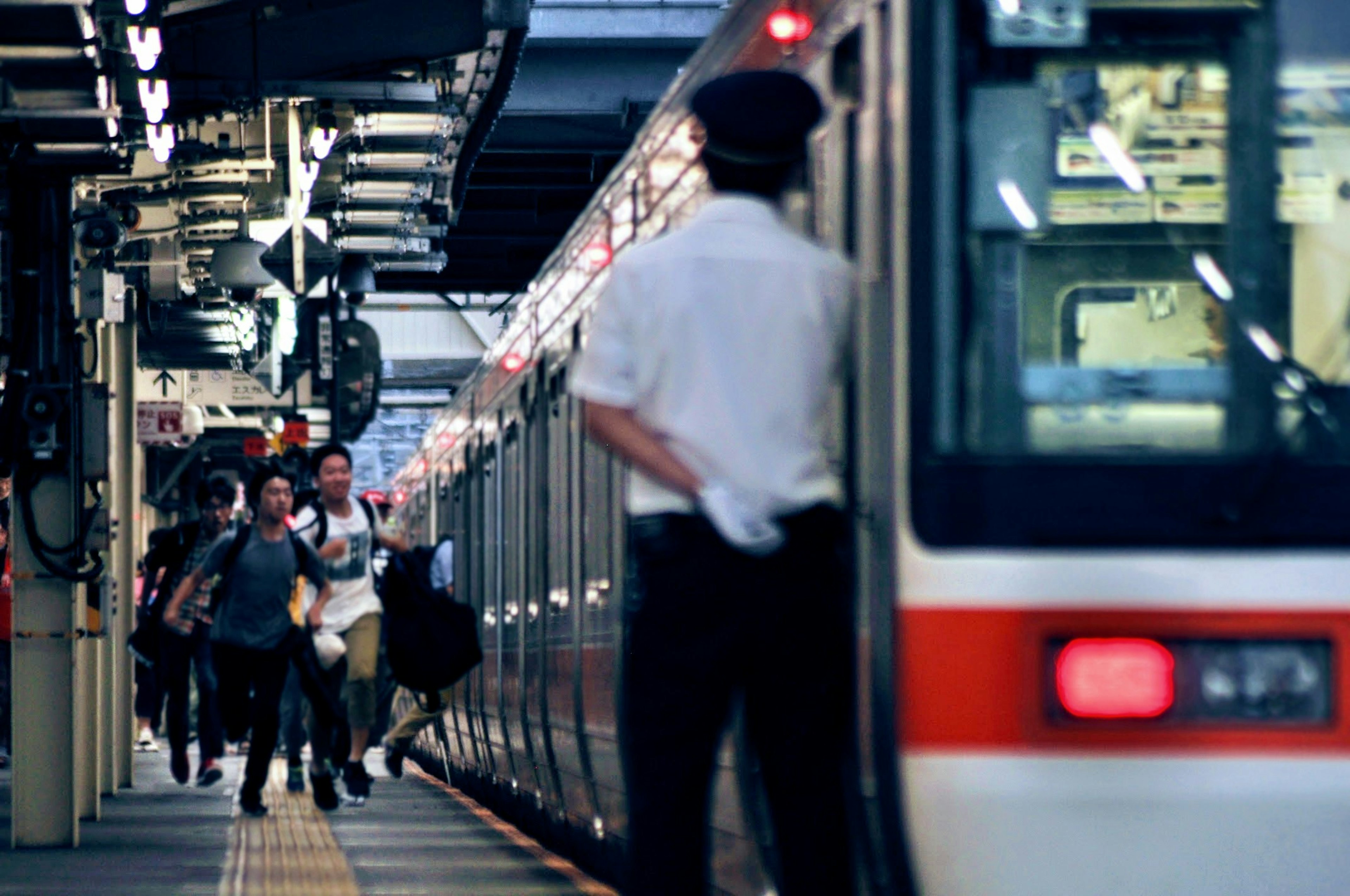 Passagers attendant à une station de train avec un conducteur