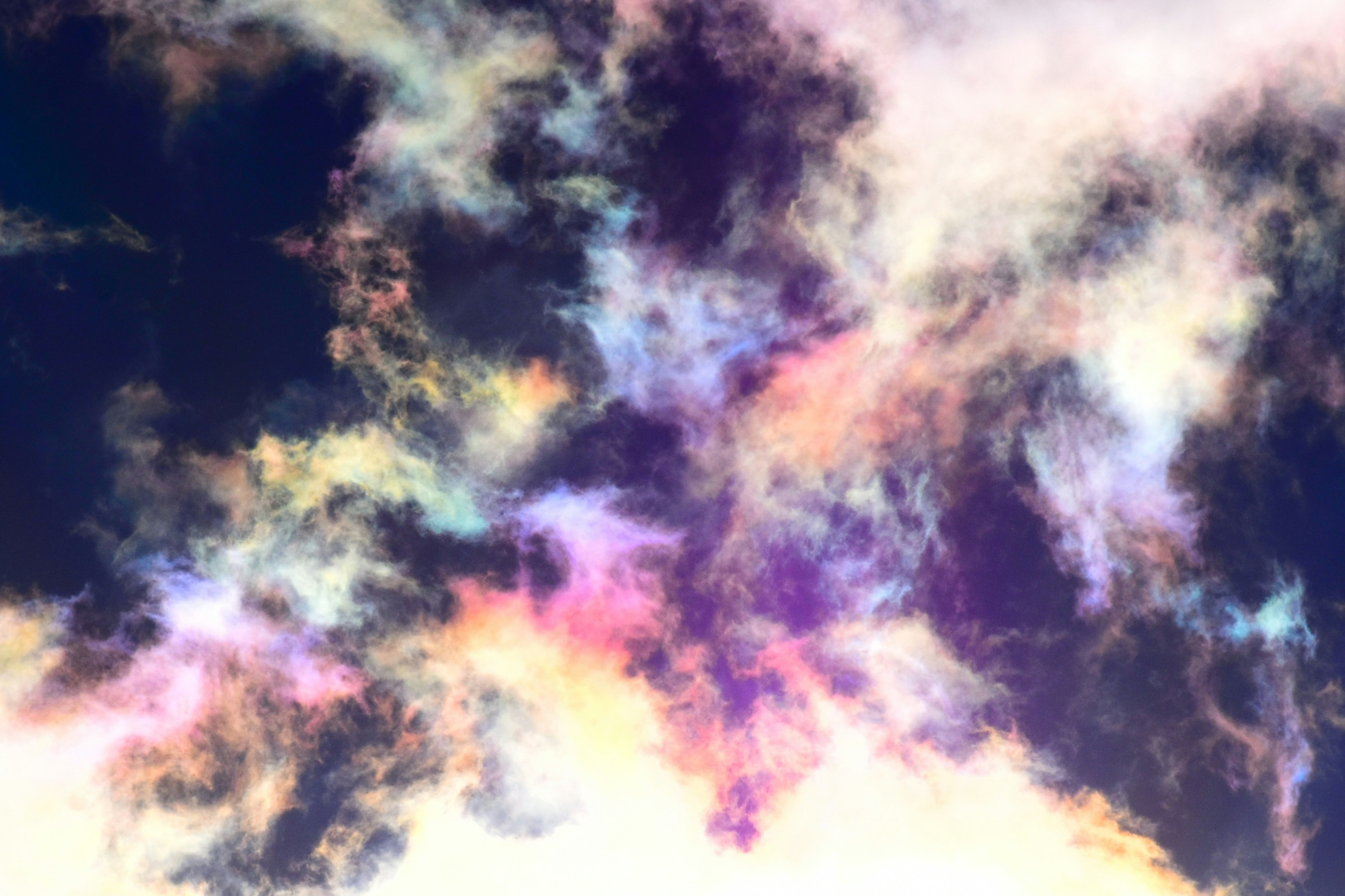 Un cielo da sogno pieno di nuvole colorate